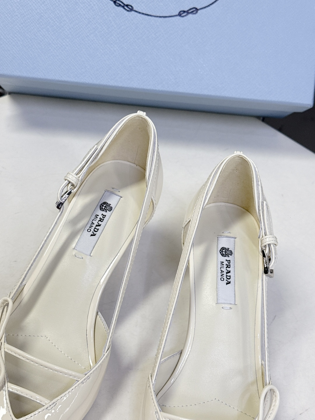 PRADA普拉达2026春夏最新款时装鞋超多明星网红种草 极具特色的鞋面设计 将永恒的优雅格调与现代的时