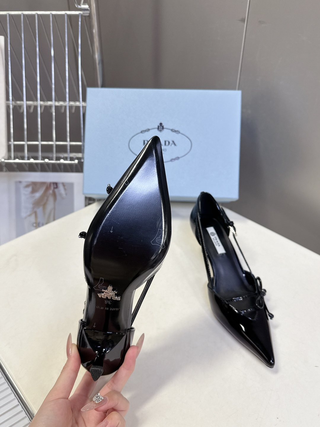 PRADA普拉达2026春夏最新款时装鞋超多明星网红种草 极具特色的鞋面设计 将永恒的优雅格调与现代的时