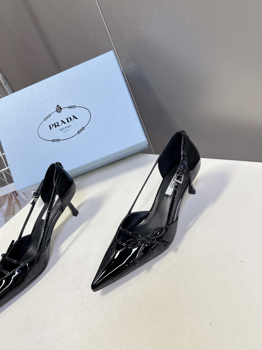 PRADA普拉达2026春夏最新款时装鞋超多明星网红种草 极具特色的鞋面设计 将永恒的优雅格调与现代的时