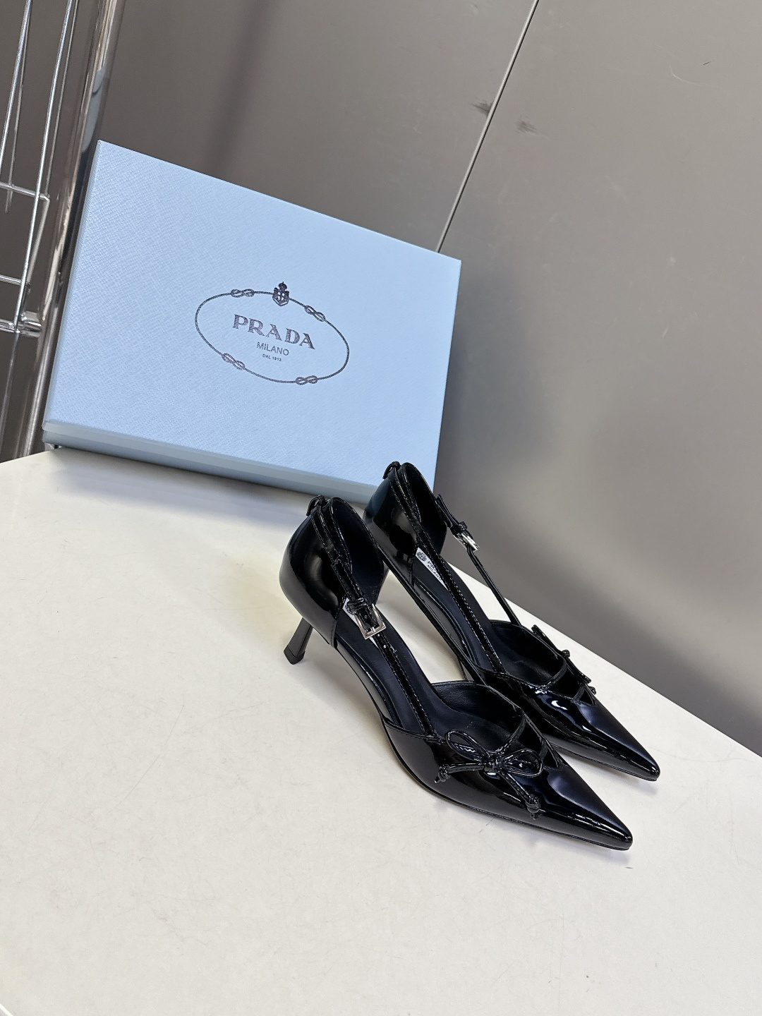 PRADA普拉达2026春夏最新款时装鞋超多明星网红种草 极具特色的鞋面设计 将永恒的优雅格调与现代的时