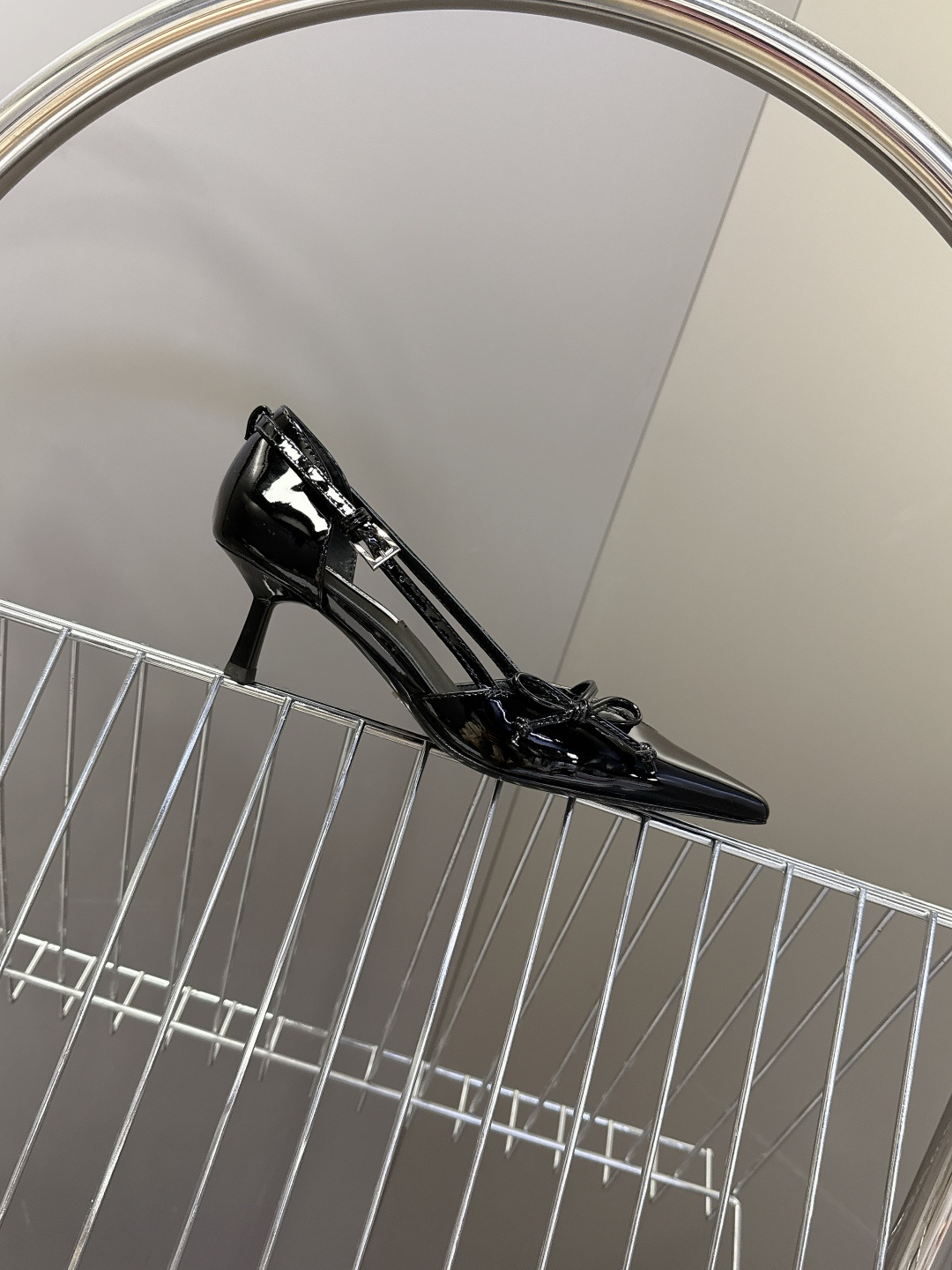 PRADA普拉达2026春夏最新款时装鞋超多明星网红种草 极具特色的鞋面设计 将永恒的优雅格调与现代的时