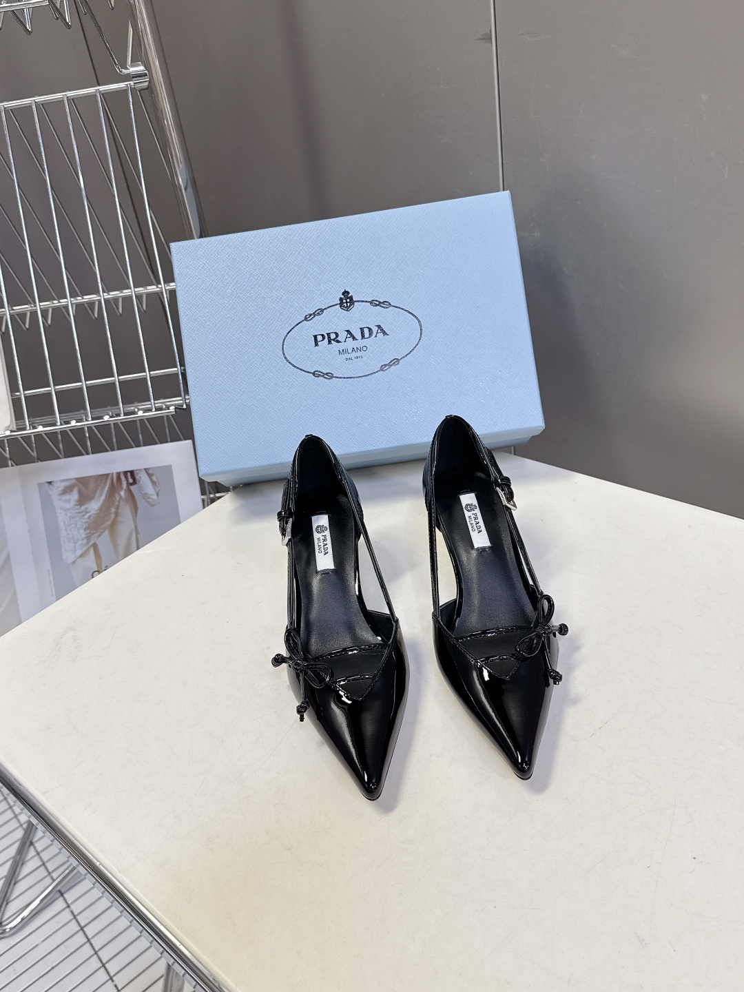 PRADA普拉达2026春夏最新款时装鞋超多明星网红种草 极具特色的鞋面设计 将永恒的优雅格调与现代的时