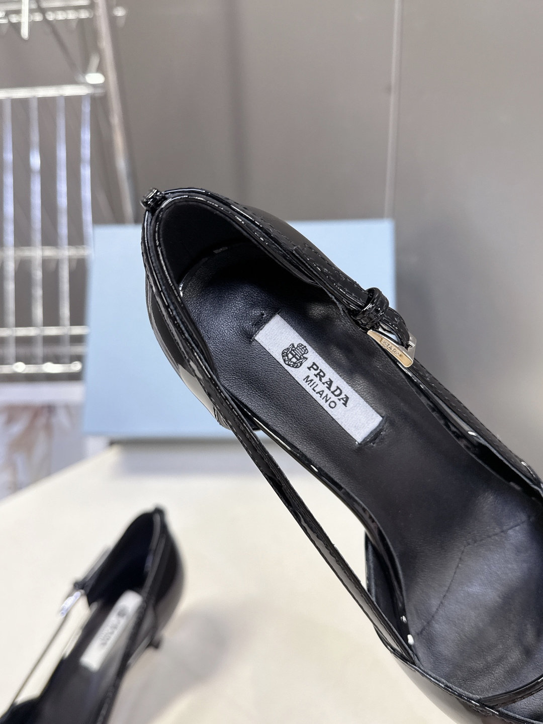 PRADA普拉达2026春夏最新款时装鞋超多明星网红种草 极具特色的鞋面设计 将永恒的优雅格调与现代的时