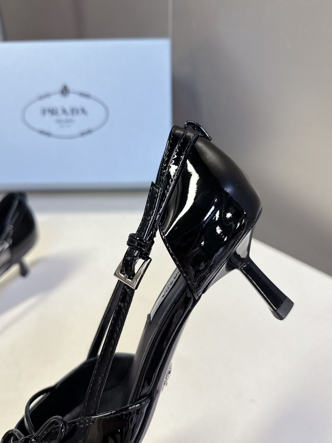 PRADA普拉达2026春夏最新款时装鞋超多明星网红种草 极具特色的鞋面设计 将永恒的优雅格调与现代的时