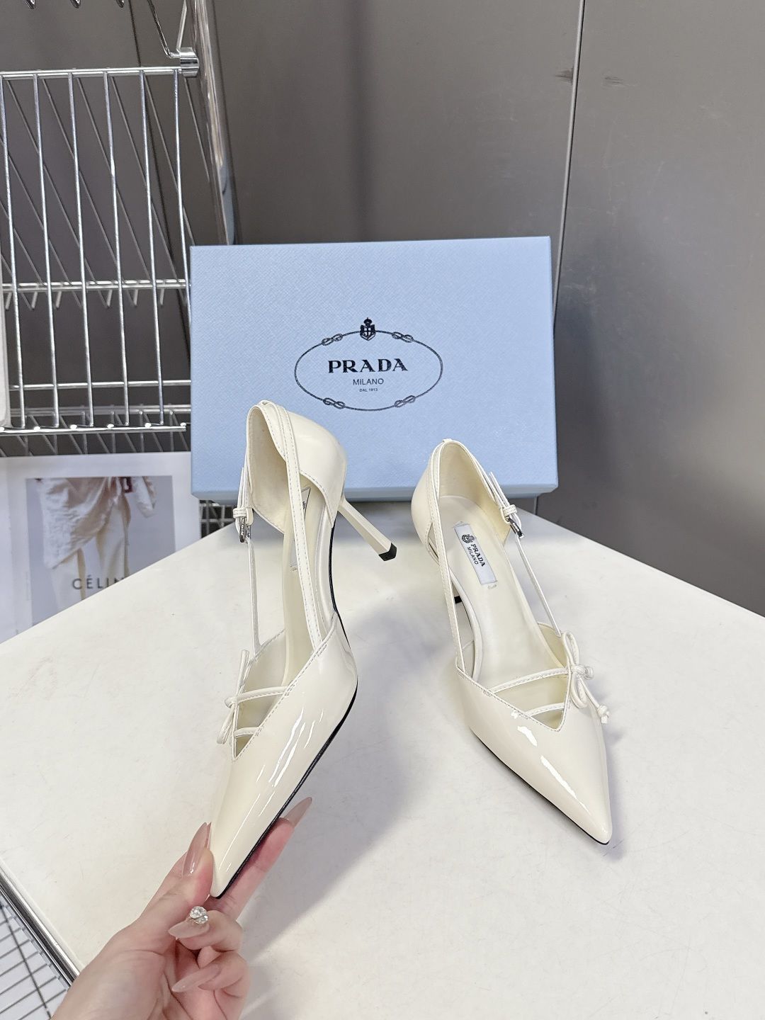 PRADA普拉达2026春夏最新款时装鞋超多明星网红种草 极具特色的鞋面设计 将永恒的优雅格调与现代的时