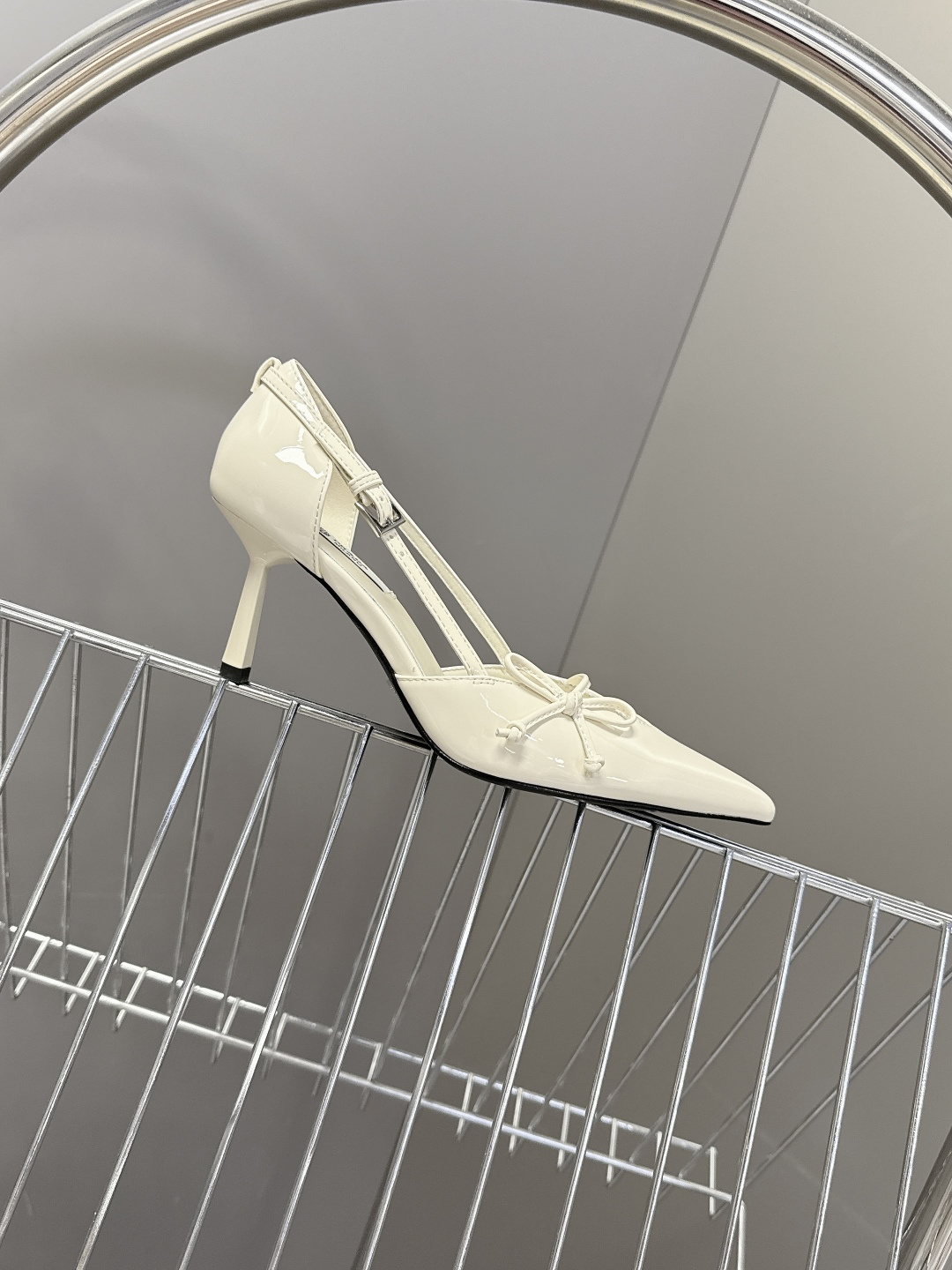 PRADA普拉达2026春夏最新款时装鞋超多明星网红种草 极具特色的鞋面设计 将永恒的优雅格调与现代的时