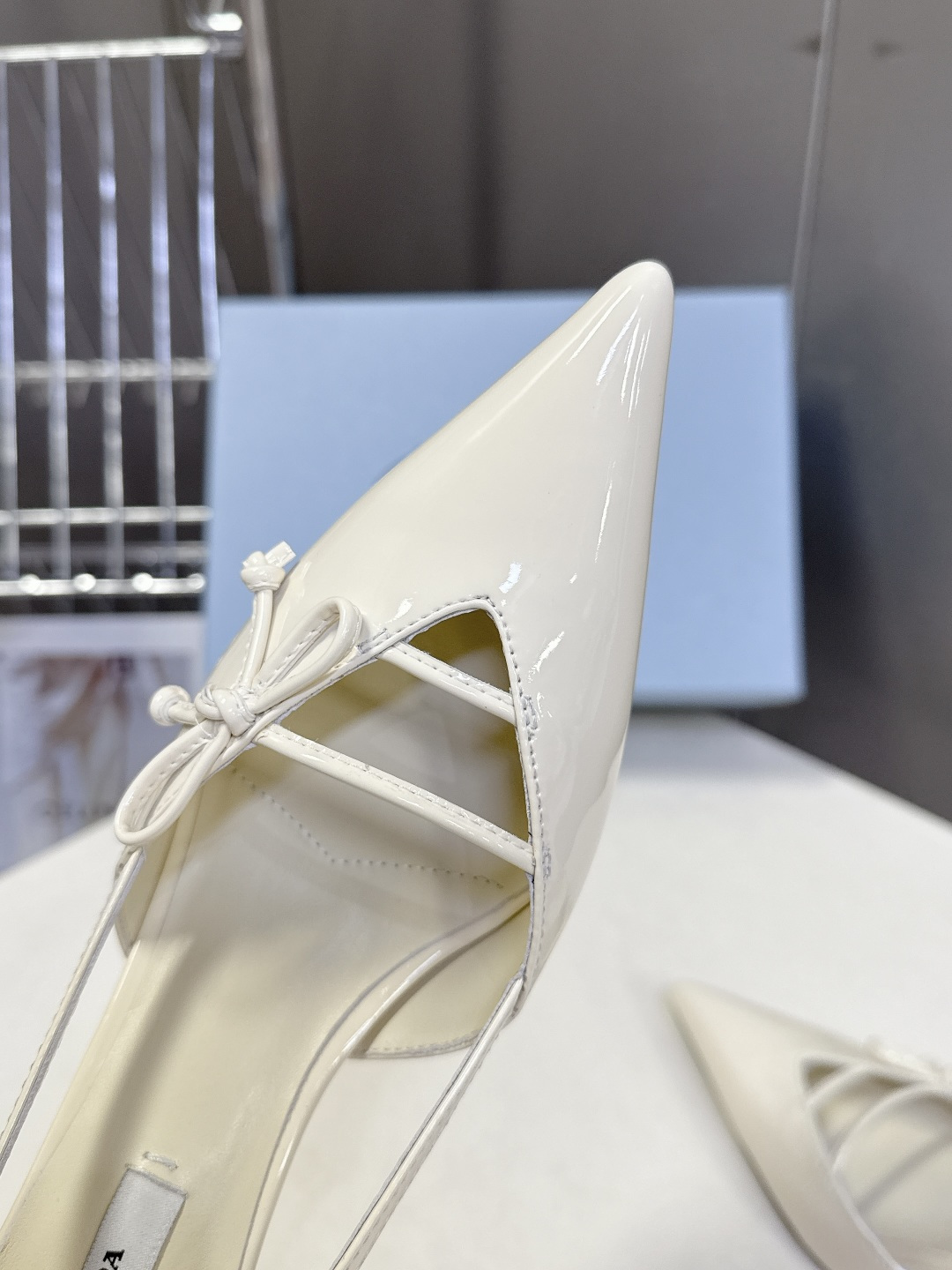 PRADA普拉达2026春夏最新款时装鞋超多明星网红种草 极具特色的鞋面设计 将永恒的优雅格调与现代的时