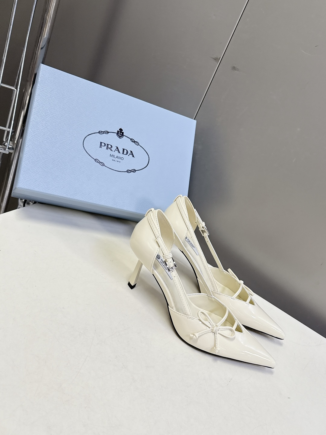 PRADA普拉达2026春夏最新款时装鞋超多明星网红种草 极具特色的鞋面设计 将永恒的优雅格调与现代的时