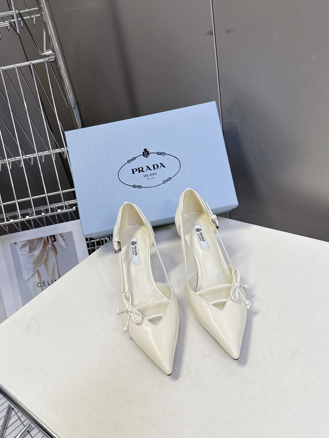 PRADA普拉达2026春夏最新款时装鞋超多明星网红种草 极具特色的鞋面设计 将永恒的优雅格调与现代的时