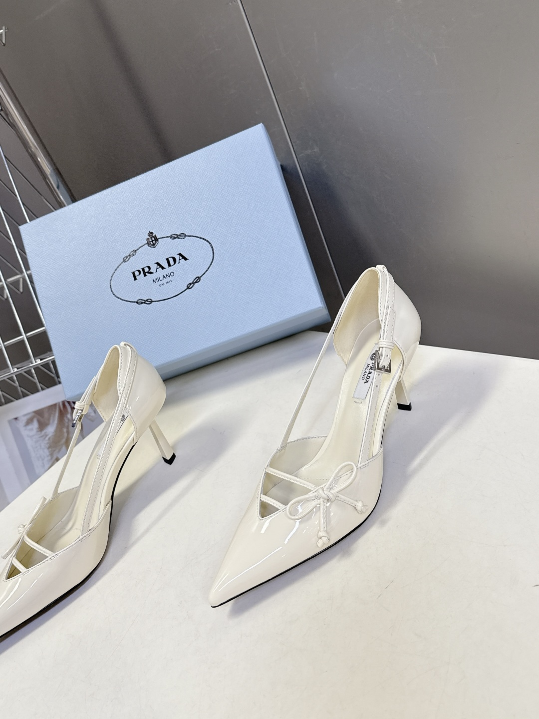 PRADA普拉达2026春夏最新款时装鞋超多明星网红种草 极具特色的鞋面设计 将永恒的优雅格调与现代的时