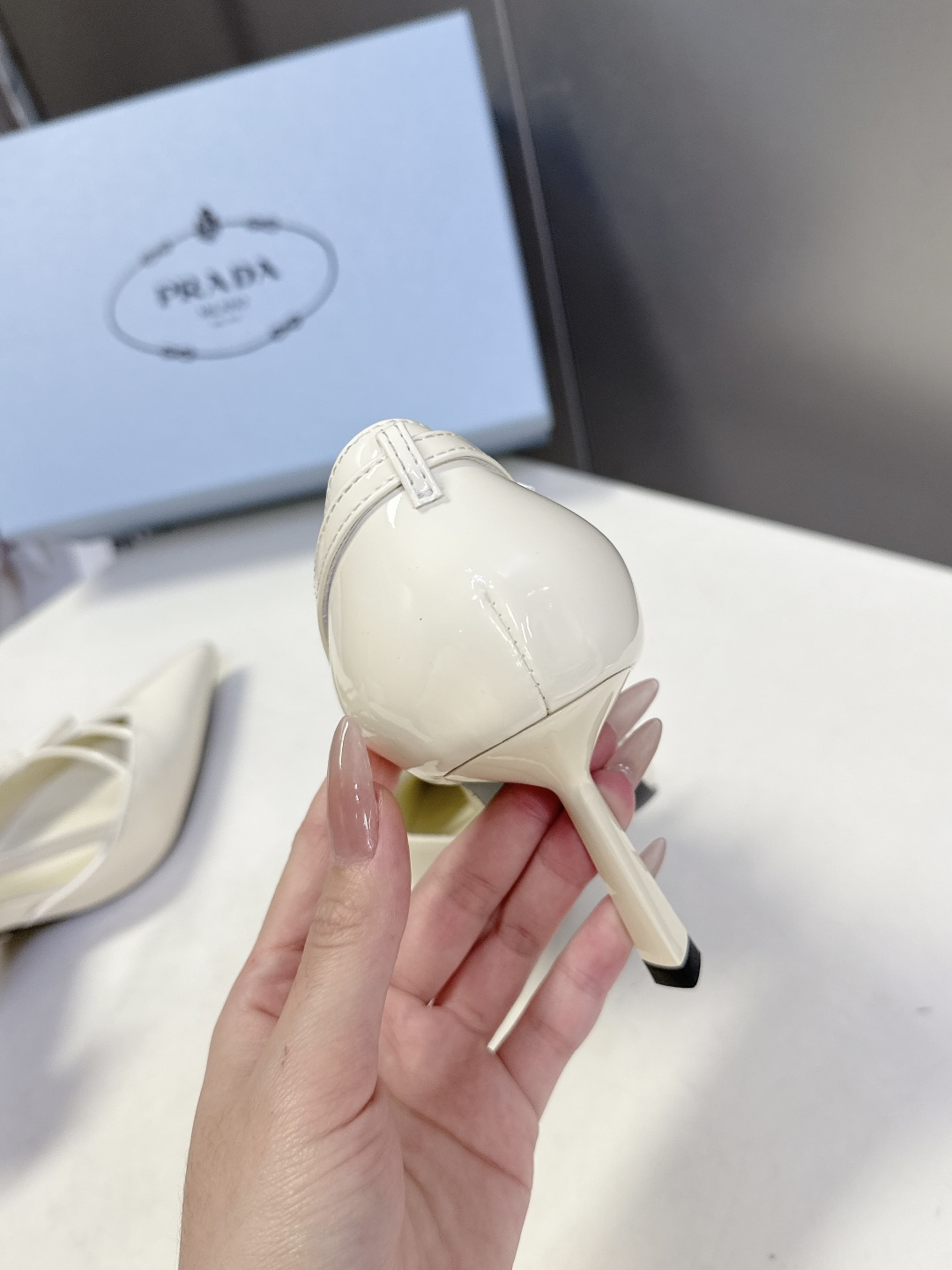 PRADA普拉达2026春夏最新款时装鞋超多明星网红种草 极具特色的鞋面设计 将永恒的优雅格调与现代的时