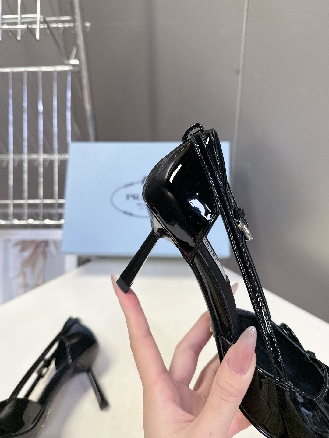 PRADA普拉达2026春夏最新款时装鞋超多明星网红种草 极具特色的鞋面设计 将永恒的优雅格调与现代的时