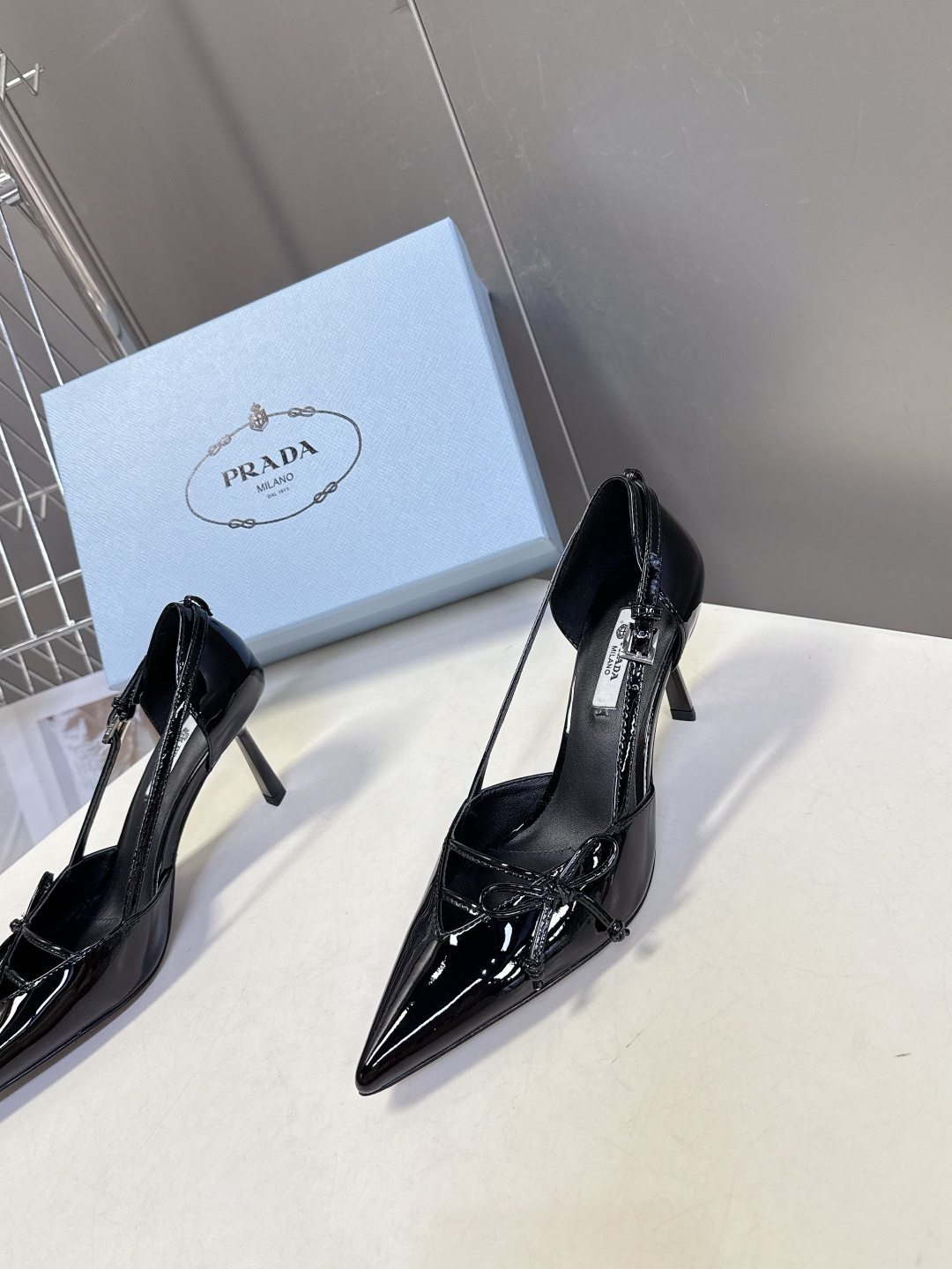 PRADA普拉达2026春夏最新款时装鞋超多明星网红种草 极具特色的鞋面设计 将永恒的优雅格调与现代的时
