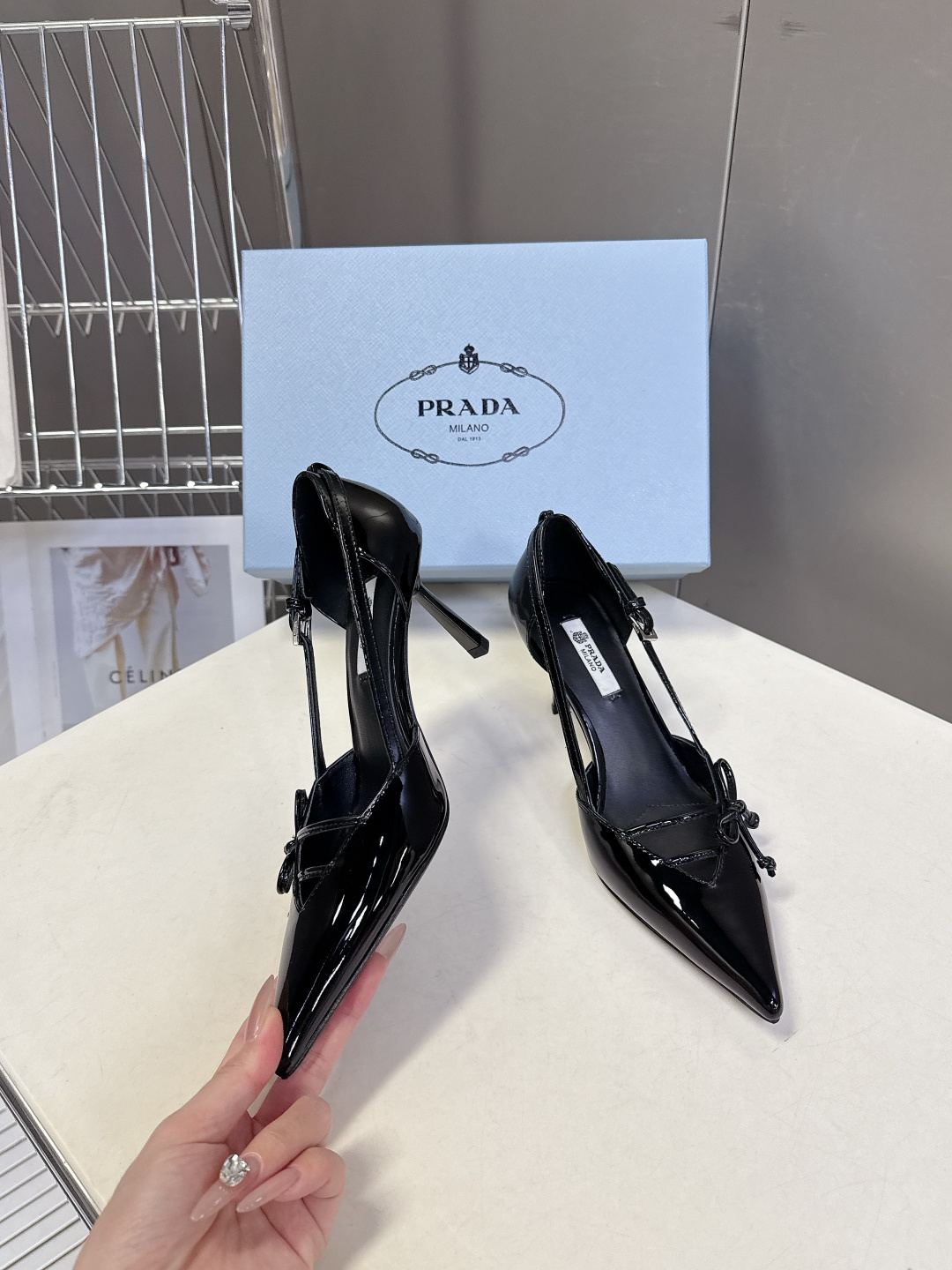 PRADA普拉达2026春夏最新款时装鞋超多明星网红种草 极具特色的鞋面设计 将永恒的优雅格调与现代的时