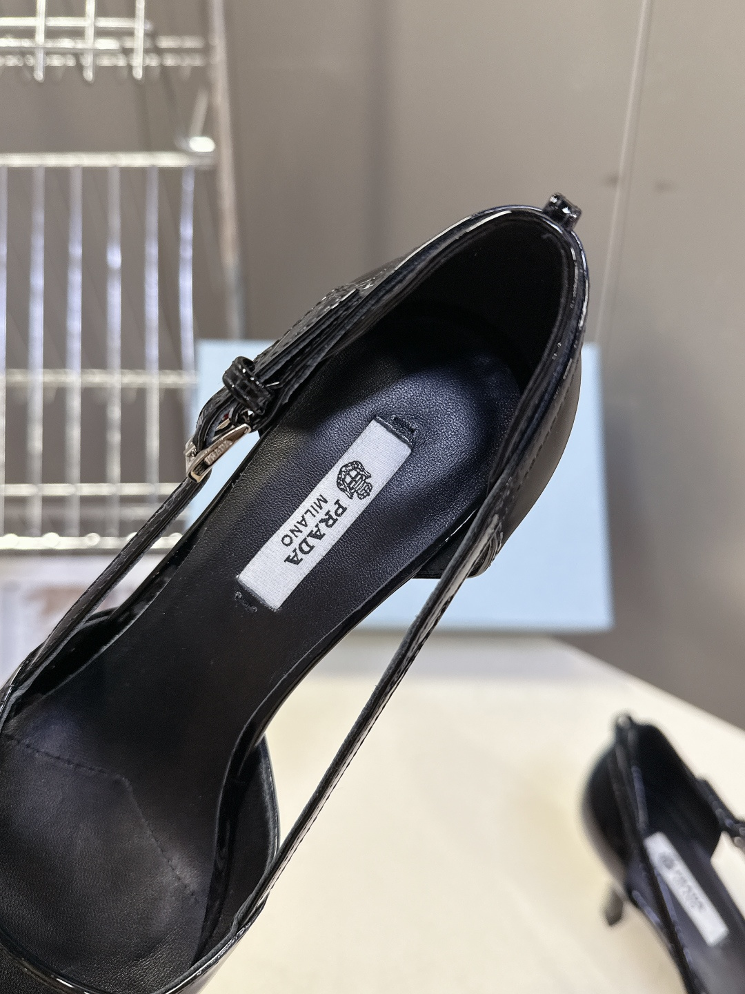 PRADA普拉达2026春夏最新款时装鞋超多明星网红种草 极具特色的鞋面设计 将永恒的优雅格调与现代的时