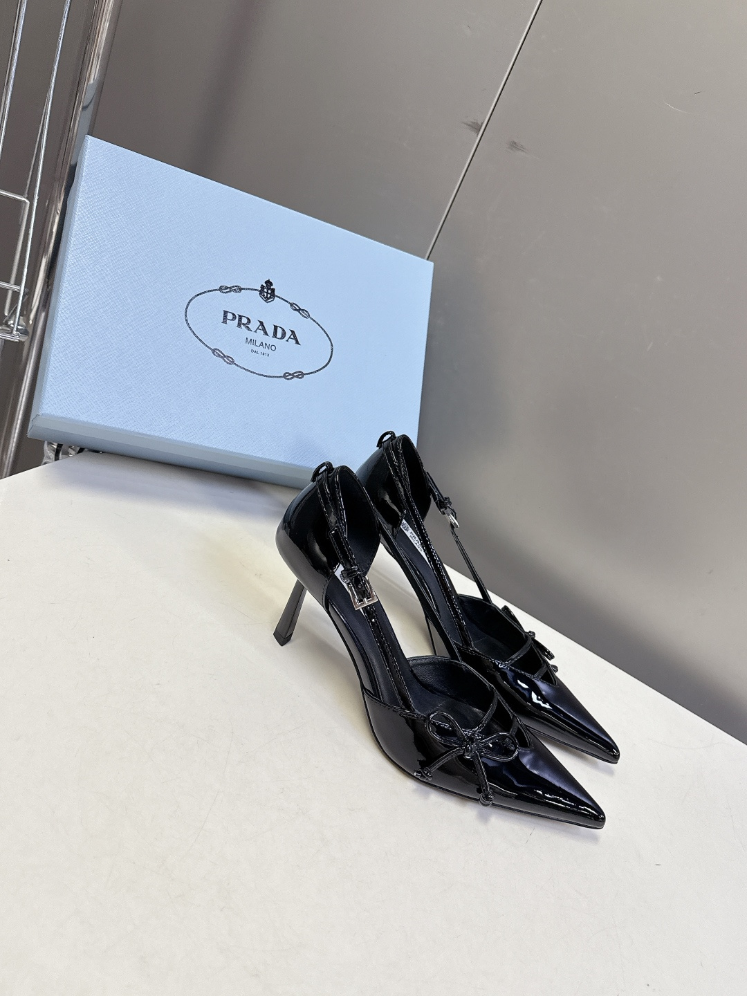 PRADA普拉达2026春夏最新款时装鞋超多明星网红种草 极具特色的鞋面设计 将永恒的优雅格调与现代的时