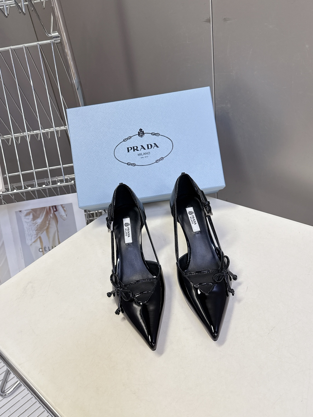 PRADA普拉达2026春夏最新款时装鞋超多明星网红种草 极具特色的鞋面设计 将永恒的优雅格调与现代的时