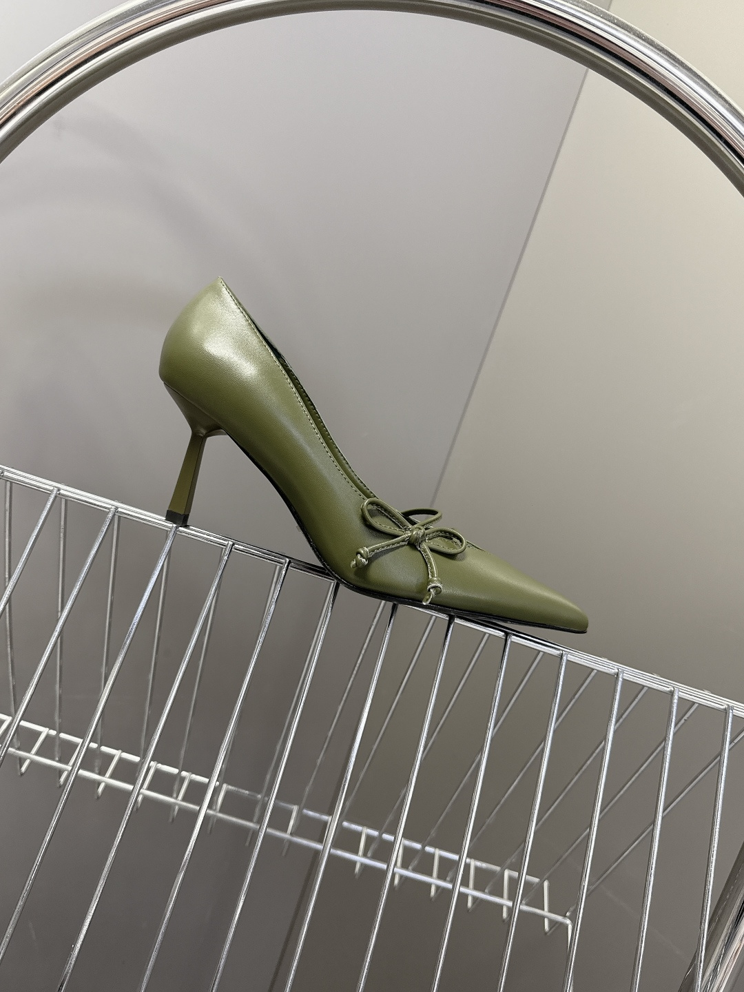 PRADA普拉达2026春夏最新款时装鞋超多明星网红种草 极具特色的鞋面设计 将永恒的优雅格调与现代的时