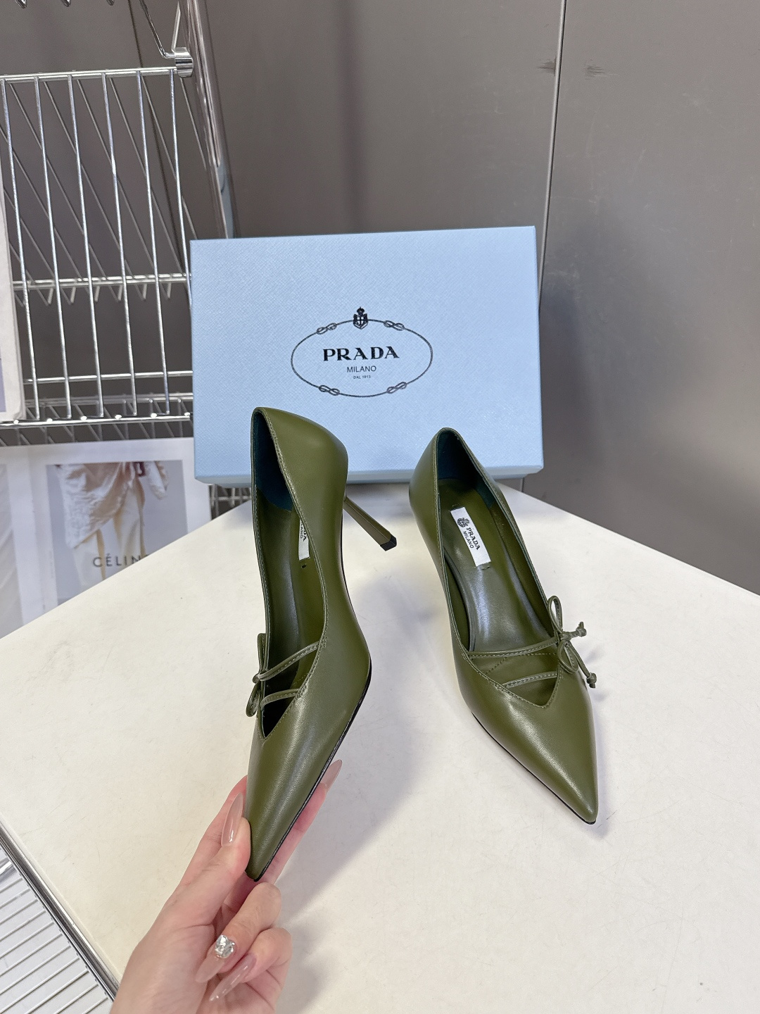 PRADA普拉达2026春夏最新款时装鞋超多明星网红种草 极具特色的鞋面设计 将永恒的优雅格调与现代的时