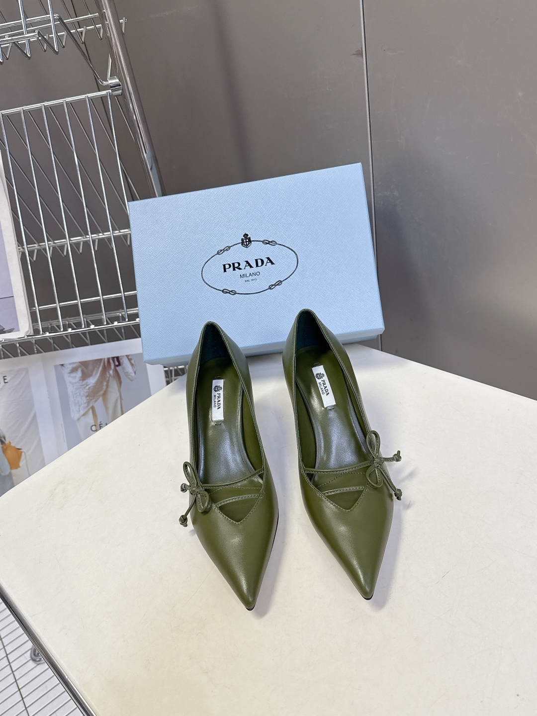 PRADA普拉达2026春夏最新款时装鞋超多明星网红种草 极具特色的鞋面设计 将永恒的优雅格调与现代的时