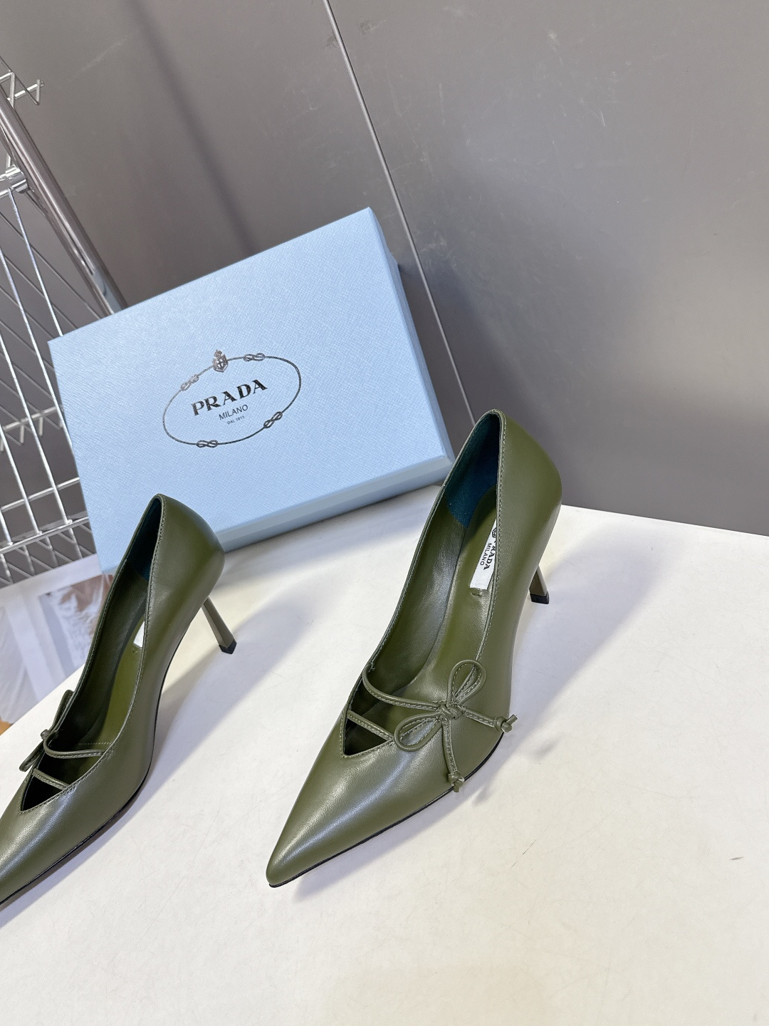 PRADA普拉达2026春夏最新款时装鞋超多明星网红种草 极具特色的鞋面设计 将永恒的优雅格调与现代的时