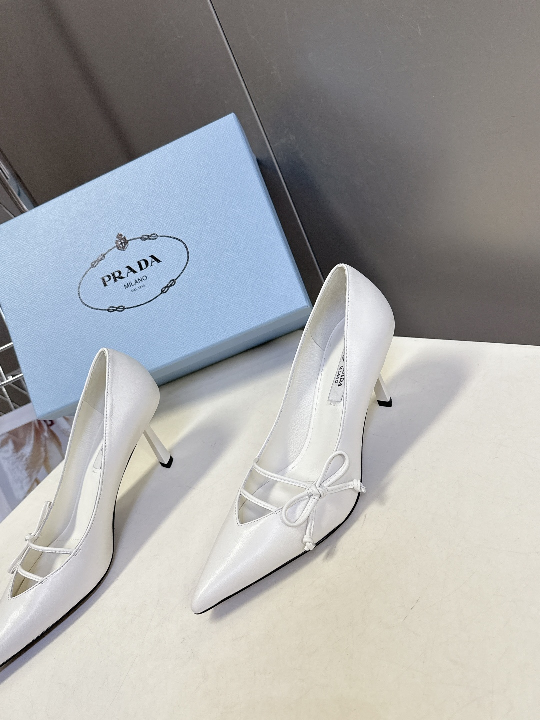 PRADA普拉达2026春夏最新款时装鞋超多明星网红种草 极具特色的鞋面设计 将永恒的优雅格调与现代的时