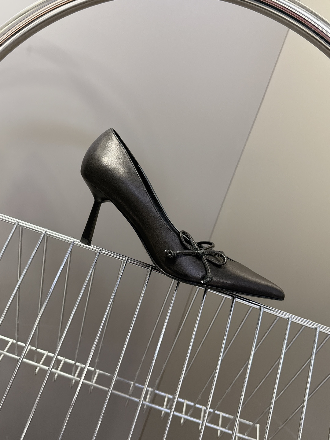 PRADA普拉达2026春夏最新款时装鞋超多明星网红种草 极具特色的鞋面设计 将永恒的优雅格调与现代的时