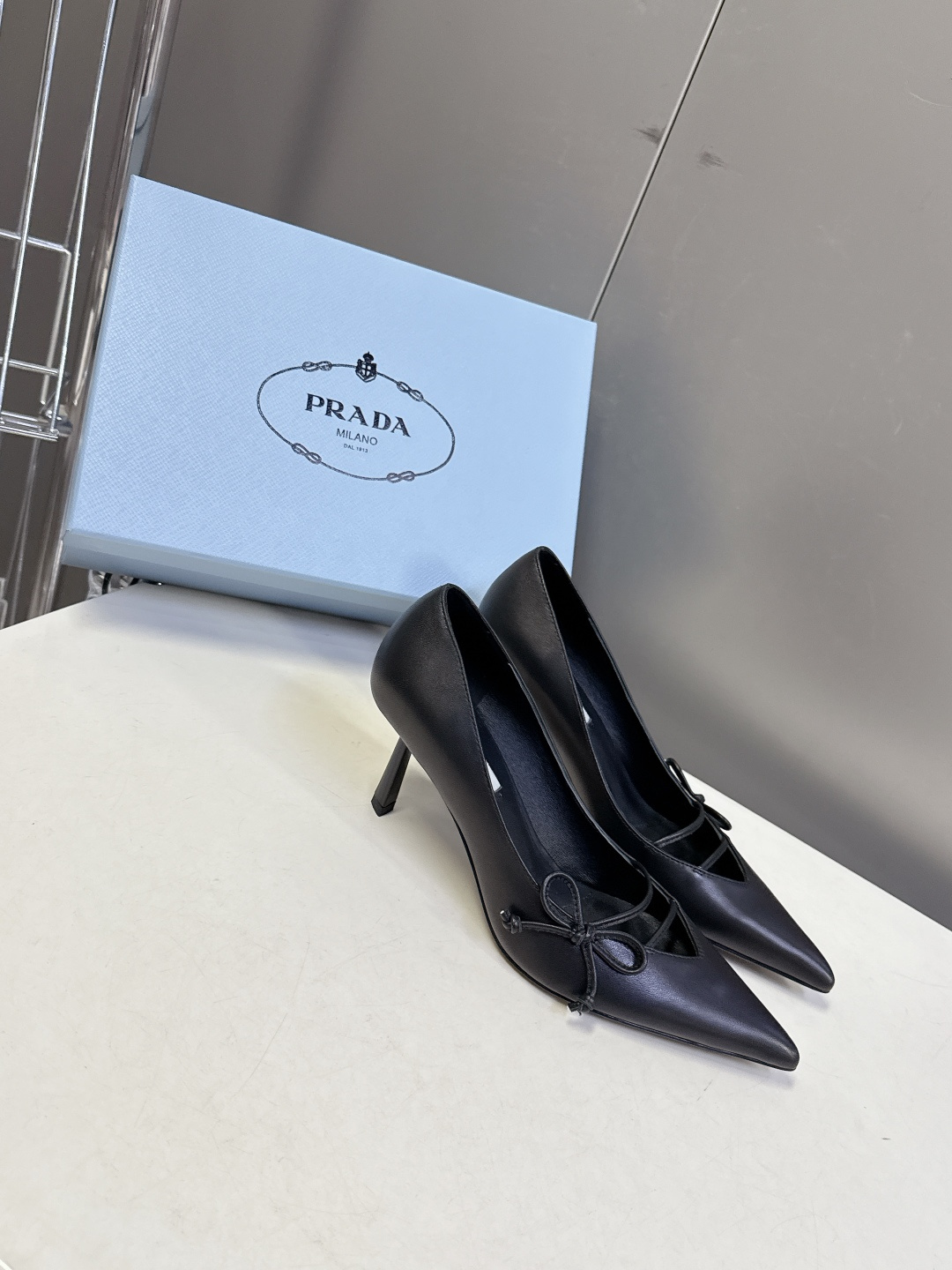 PRADA普拉达2026春夏最新款时装鞋超多明星网红种草 极具特色的鞋面设计 将永恒的优雅格调与现代的时