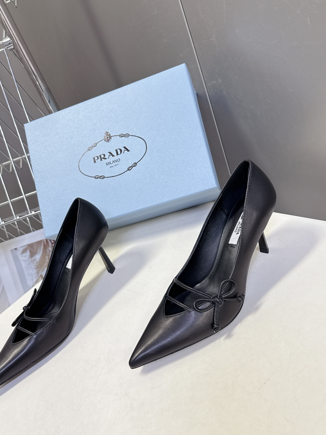 PRADA普拉达2026春夏最新款时装鞋超多明星网红种草 极具特色的鞋面设计 将永恒的优雅格调与现代的时