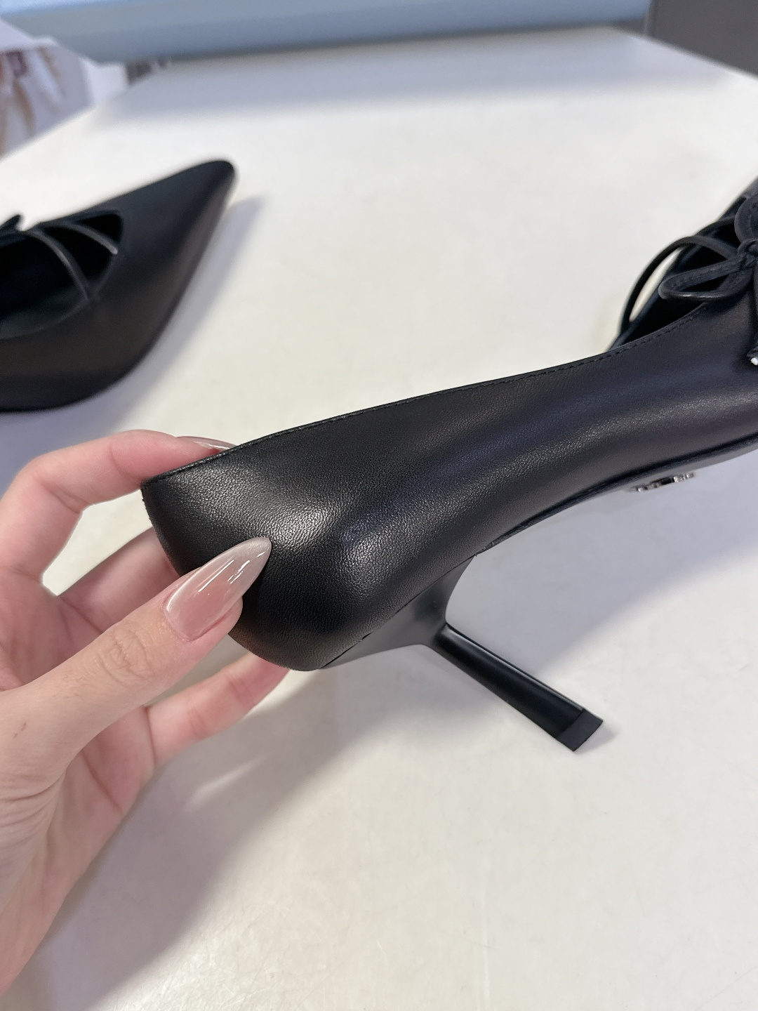 PRADA普拉达2026春夏最新款时装鞋超多明星网红种草 极具特色的鞋面设计 将永恒的优雅格调与现代的时