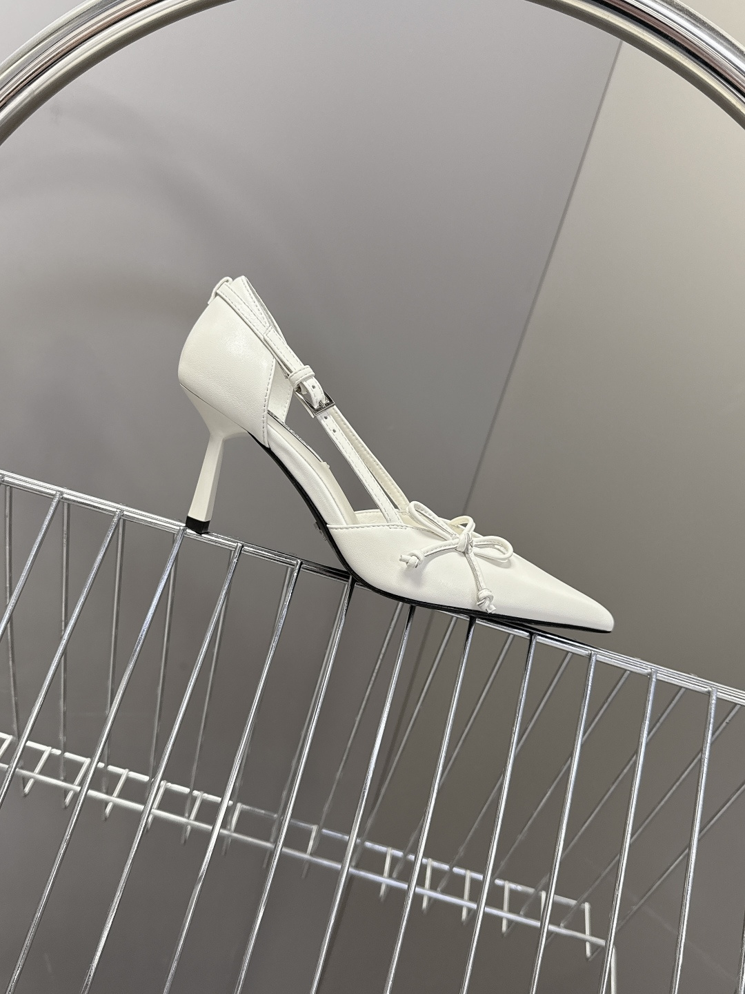 PRADA普拉达2026春夏最新款时装鞋超多明星网红种草 极具特色的鞋面设计 将永恒的优雅格调与现代的时