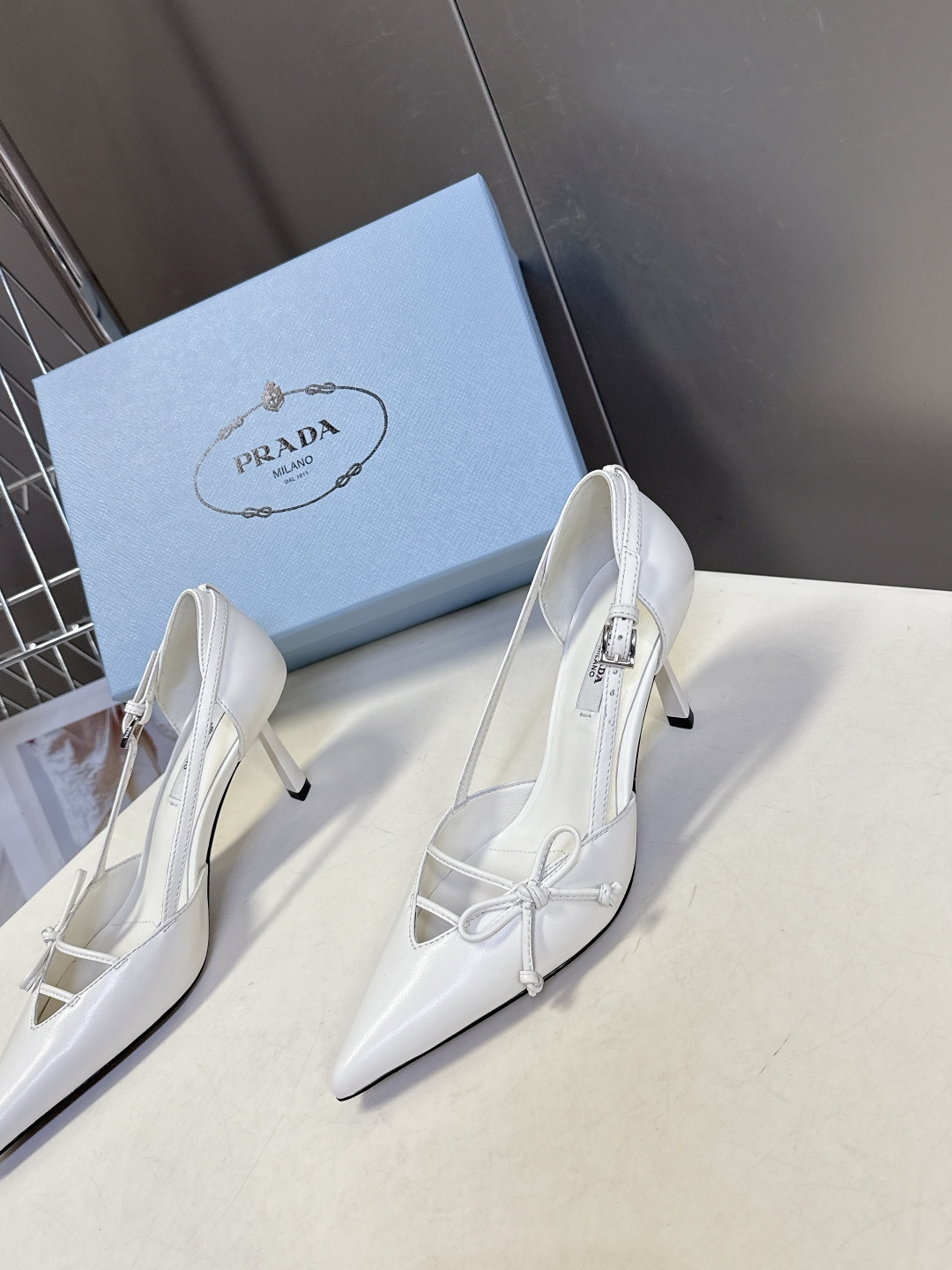 PRADA普拉达2026春夏最新款时装鞋超多明星网红种草 极具特色的鞋面设计 将永恒的优雅格调与现代的时