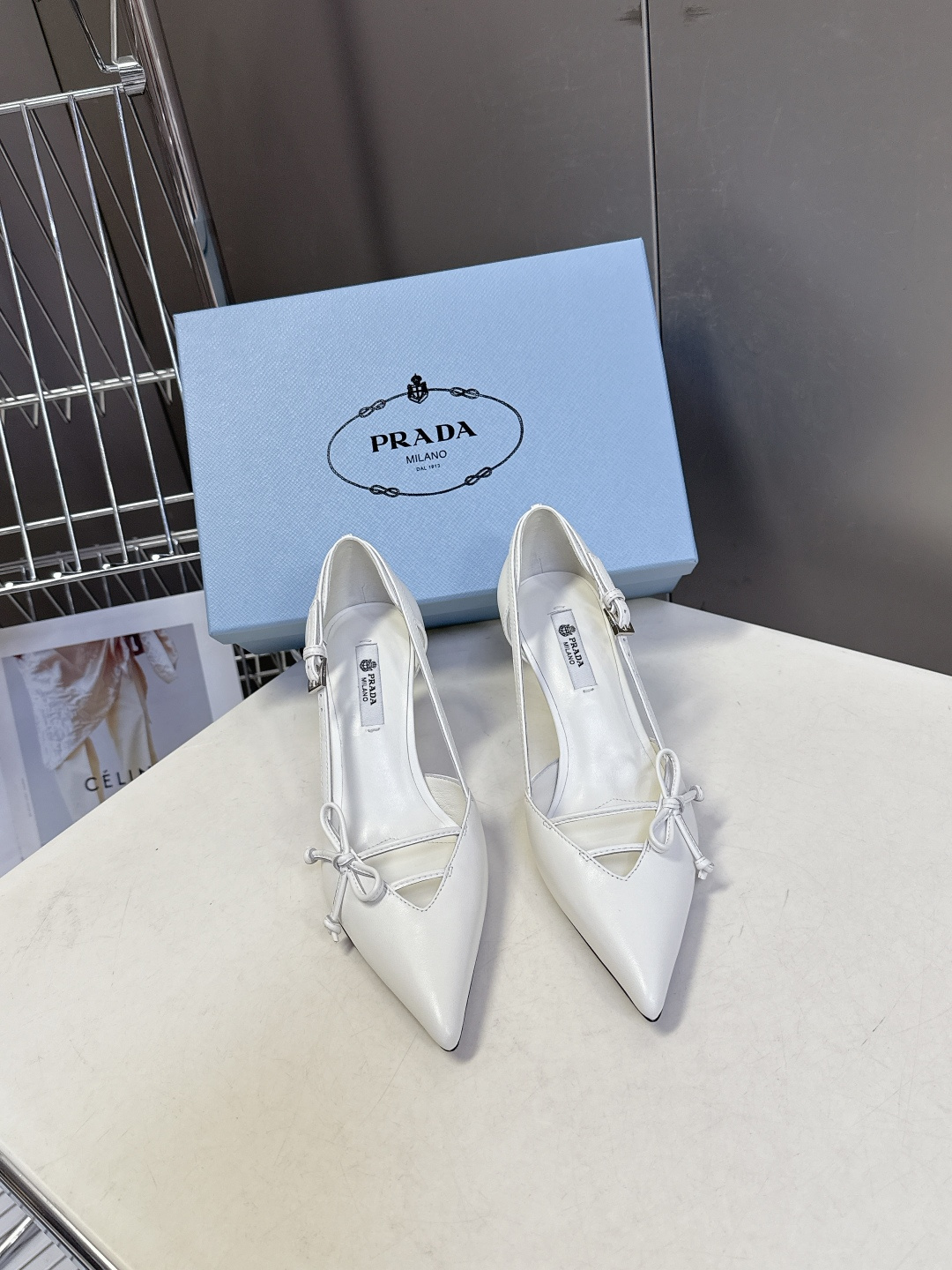 PRADA普拉达2026春夏最新款时装鞋超多明星网红种草 极具特色的鞋面设计 将永恒的优雅格调与现代的时