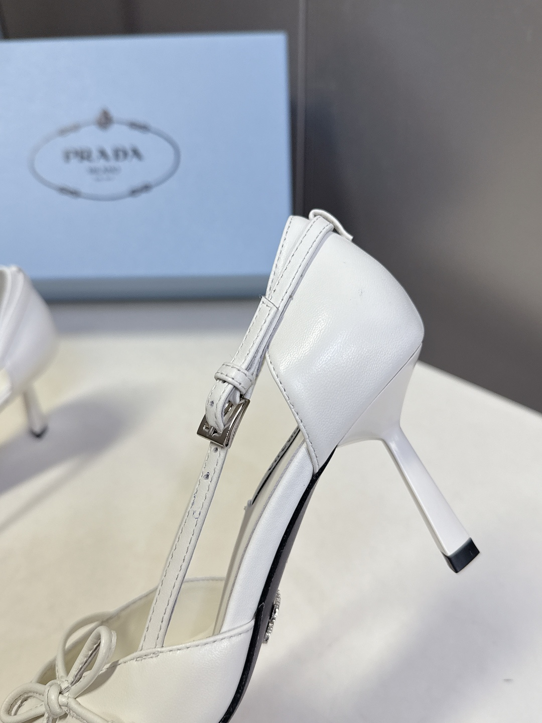 PRADA普拉达2026春夏最新款时装鞋超多明星网红种草 极具特色的鞋面设计 将永恒的优雅格调与现代的时