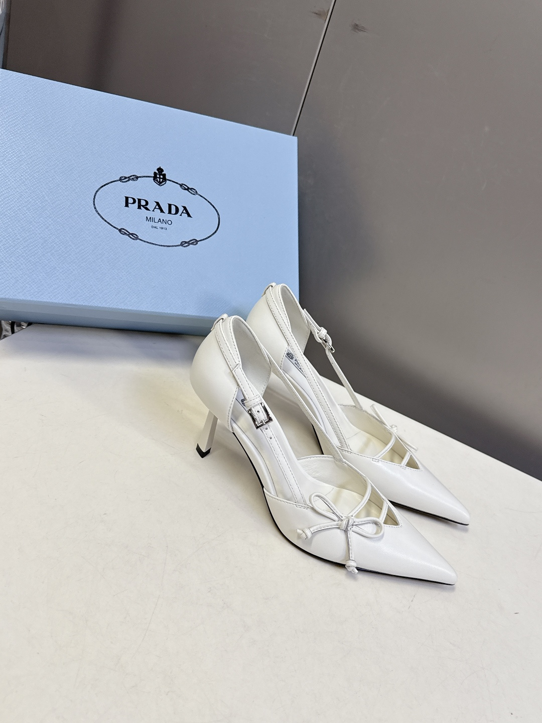 PRADA普拉达2026春夏最新款时装鞋超多明星网红种草 极具特色的鞋面设计 将永恒的优雅格调与现代的时