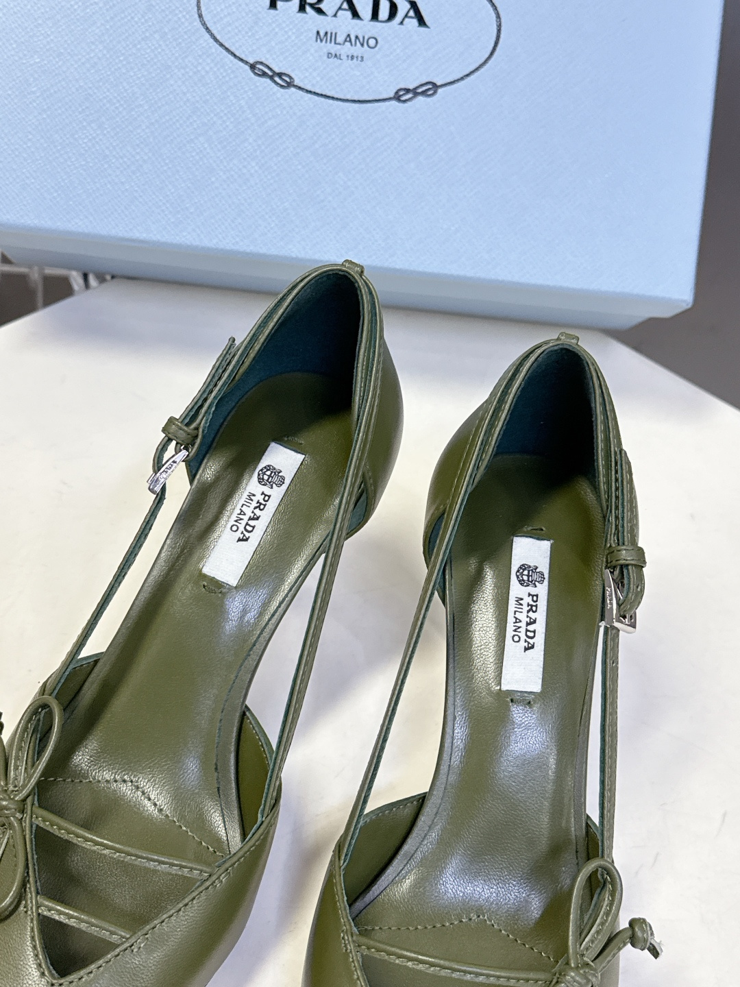 PRADA普拉达2026春夏最新款时装鞋超多明星网红种草 极具特色的鞋面设计 将永恒的优雅格调与现代的时