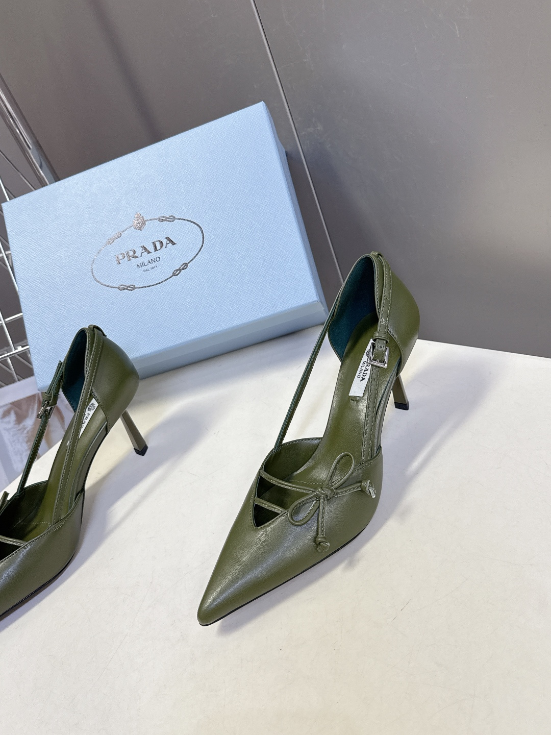 PRADA普拉达2026春夏最新款时装鞋超多明星网红种草 极具特色的鞋面设计 将永恒的优雅格调与现代的时