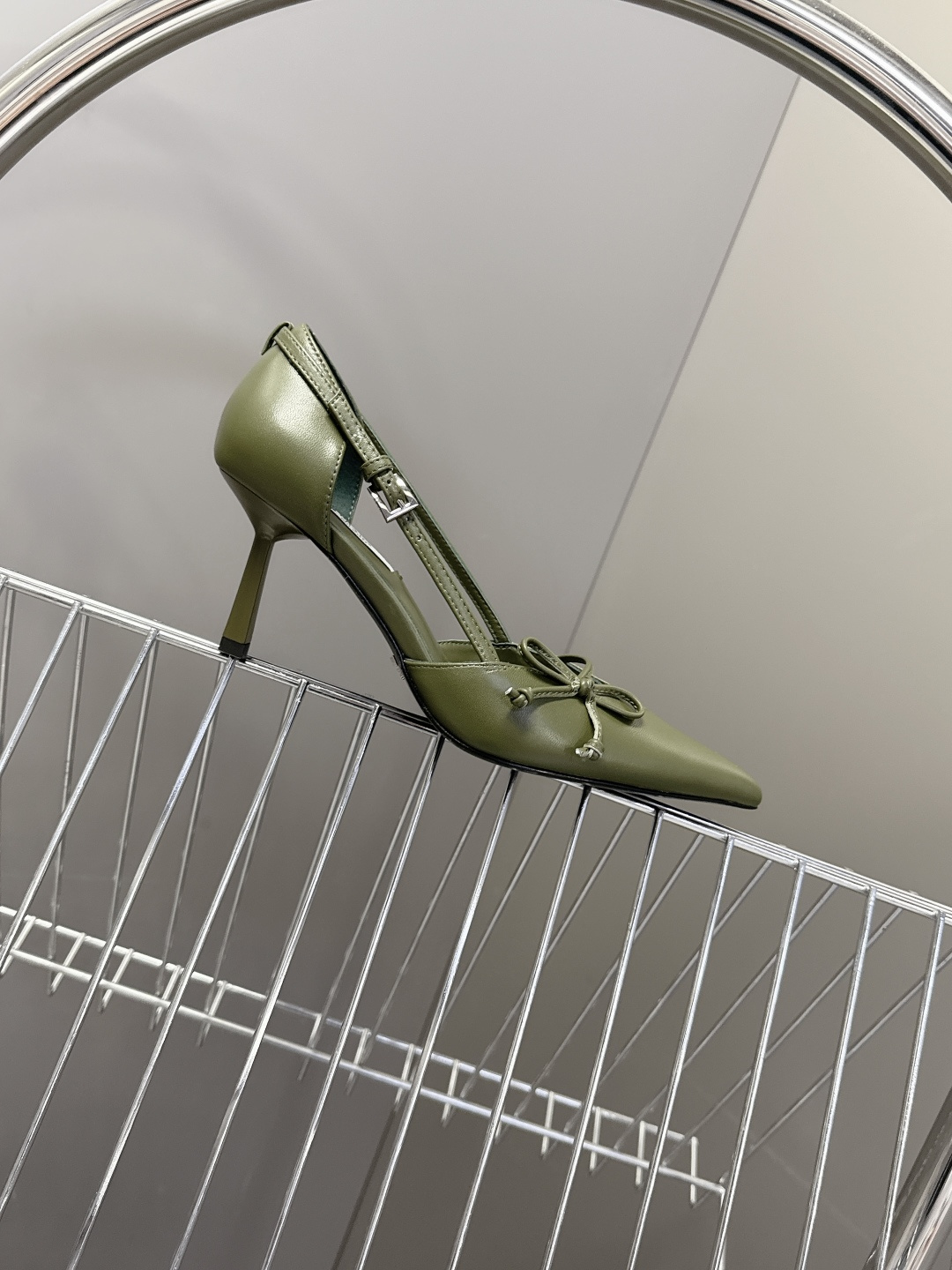 PRADA普拉达2026春夏最新款时装鞋超多明星网红种草 极具特色的鞋面设计 将永恒的优雅格调与现代的时