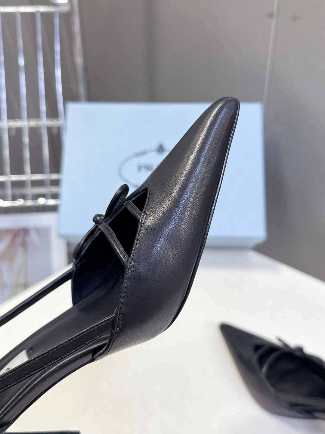 PRADA普拉达2026春夏最新款时装鞋超多明星网红种草 极具特色的鞋面设计 将永恒的优雅格调与现代的时