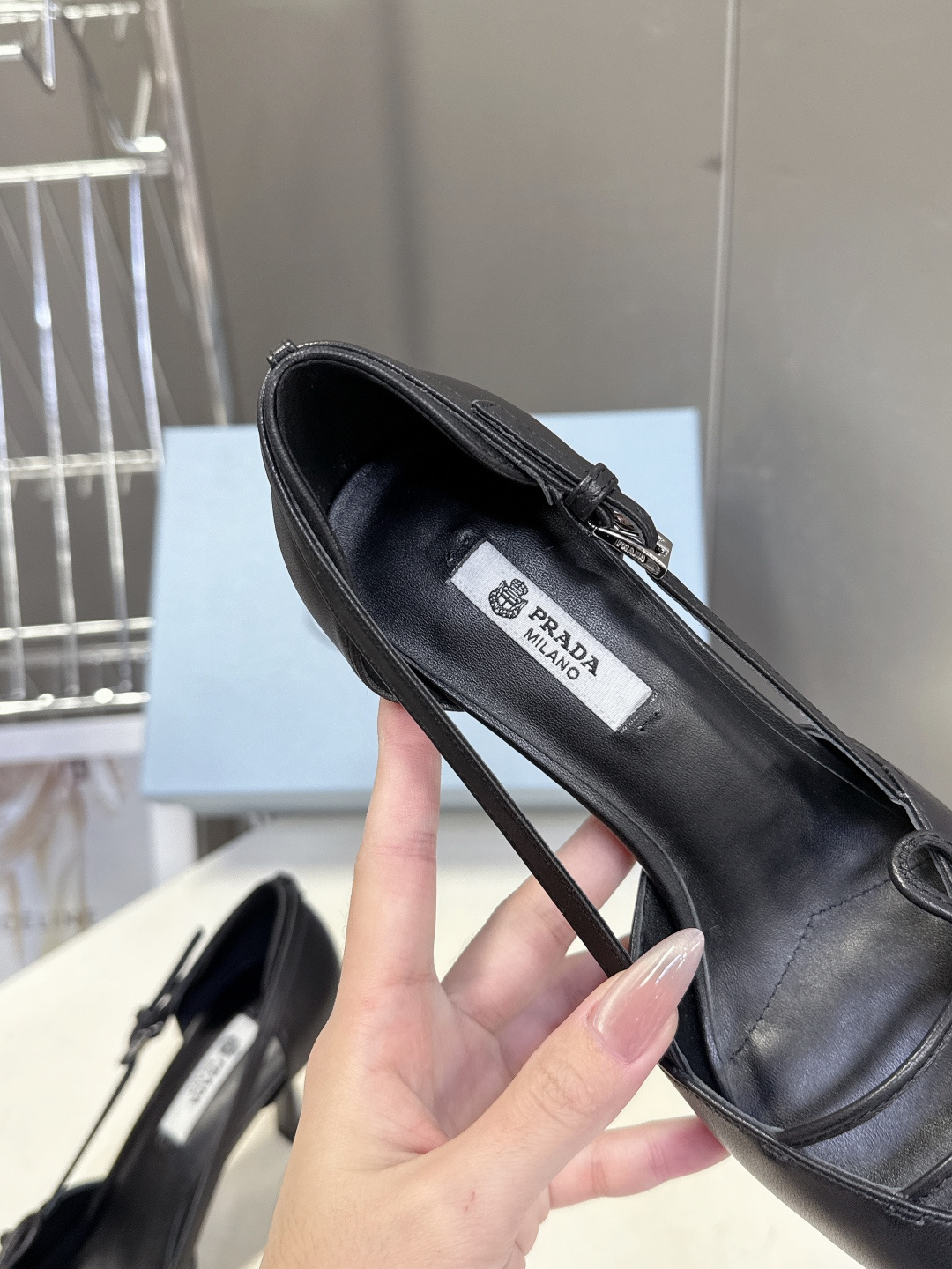 PRADA普拉达2026春夏最新款时装鞋超多明星网红种草 极具特色的鞋面设计 将永恒的优雅格调与现代的时