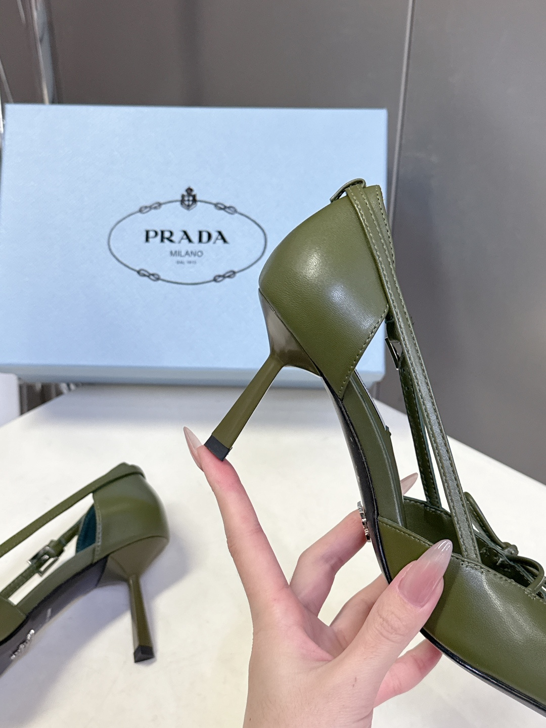 PRADA普拉达2026春夏最新款时装鞋超多明星网红种草 极具特色的鞋面设计 将永恒的优雅格调与现代的时