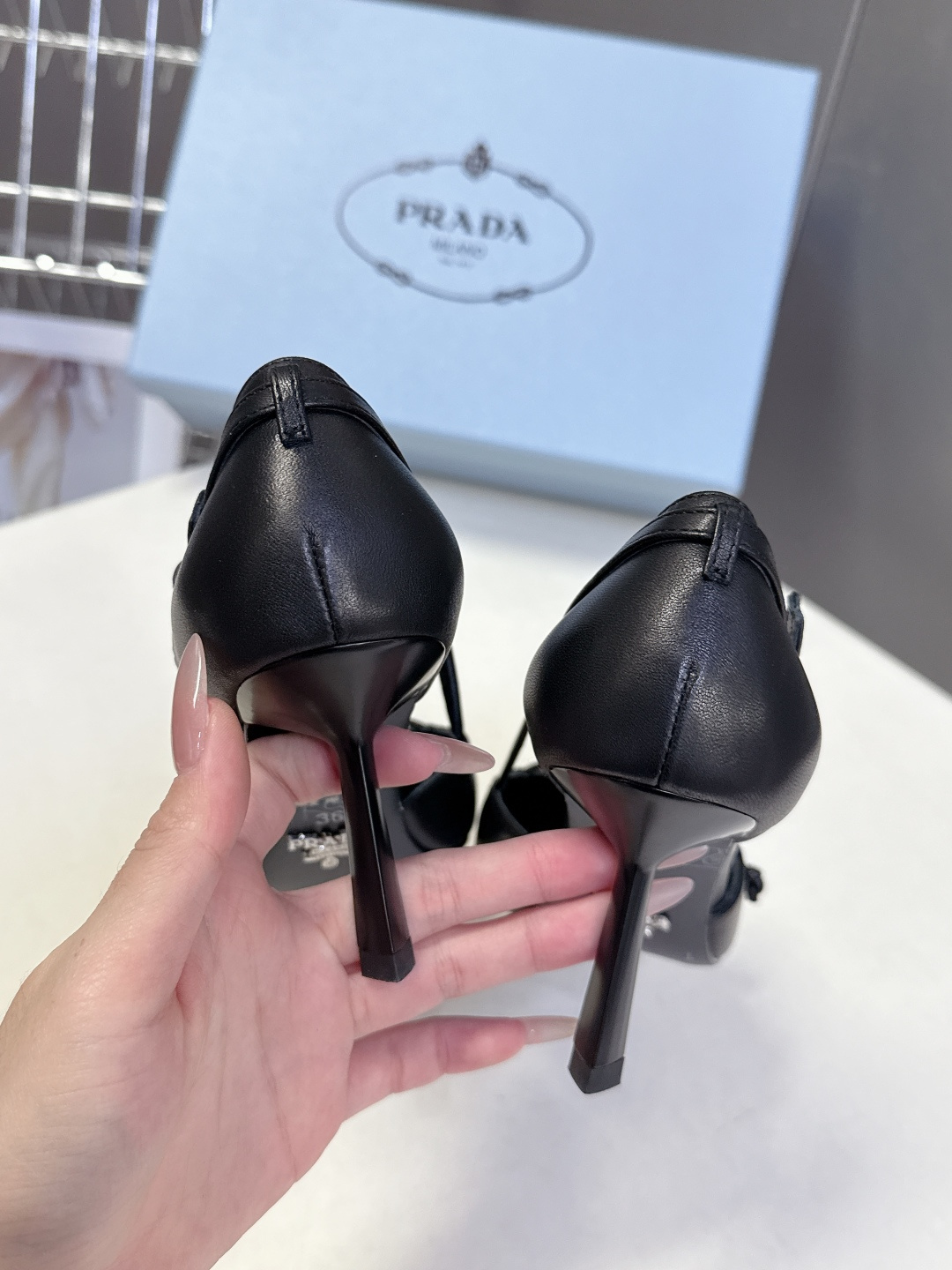 PRADA普拉达2026春夏最新款时装鞋超多明星网红种草 极具特色的鞋面设计 将永恒的优雅格调与现代的时