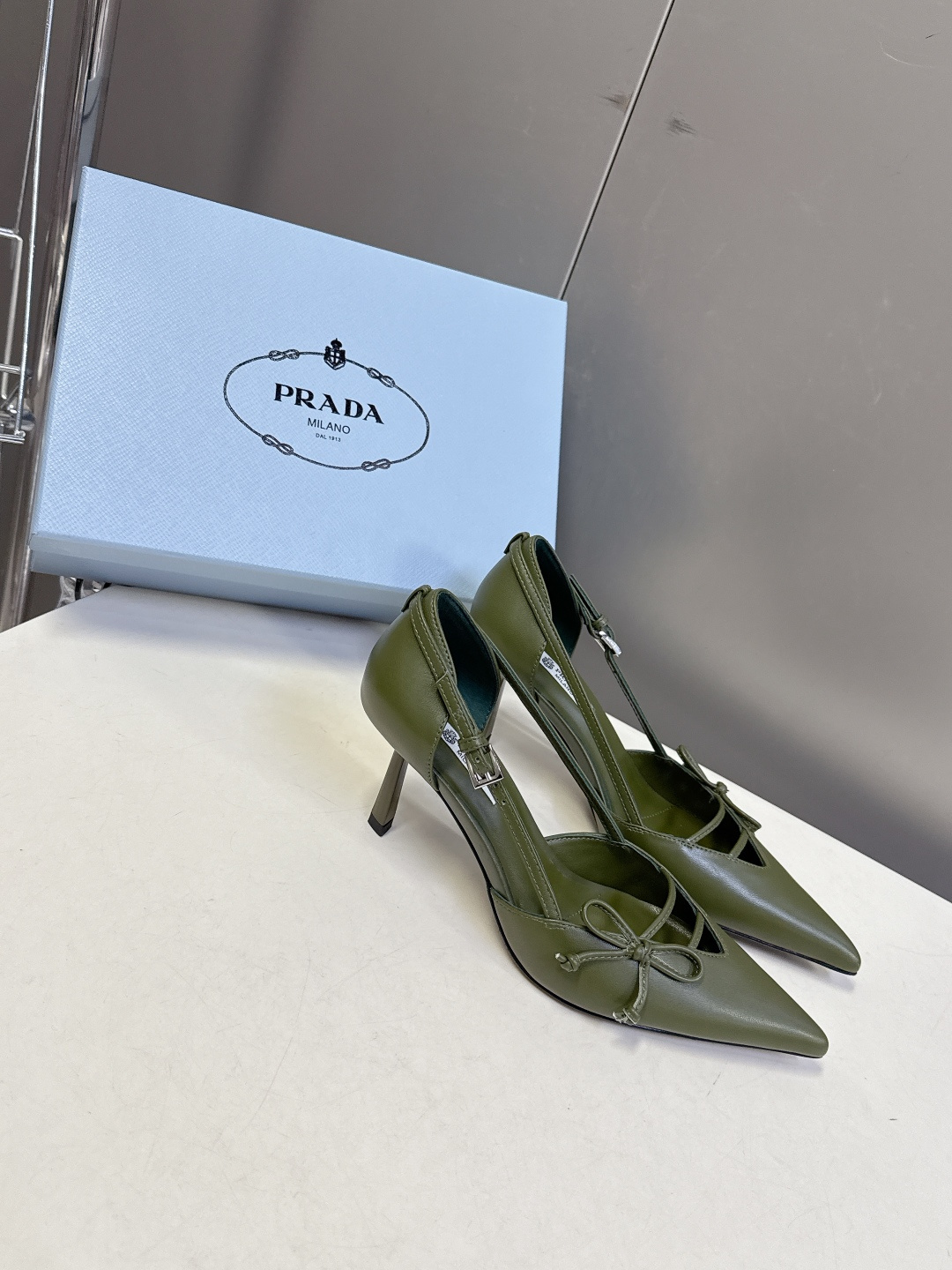 PRADA普拉达2026春夏最新款时装鞋超多明星网红种草 极具特色的鞋面设计 将永恒的优雅格调与现代的时