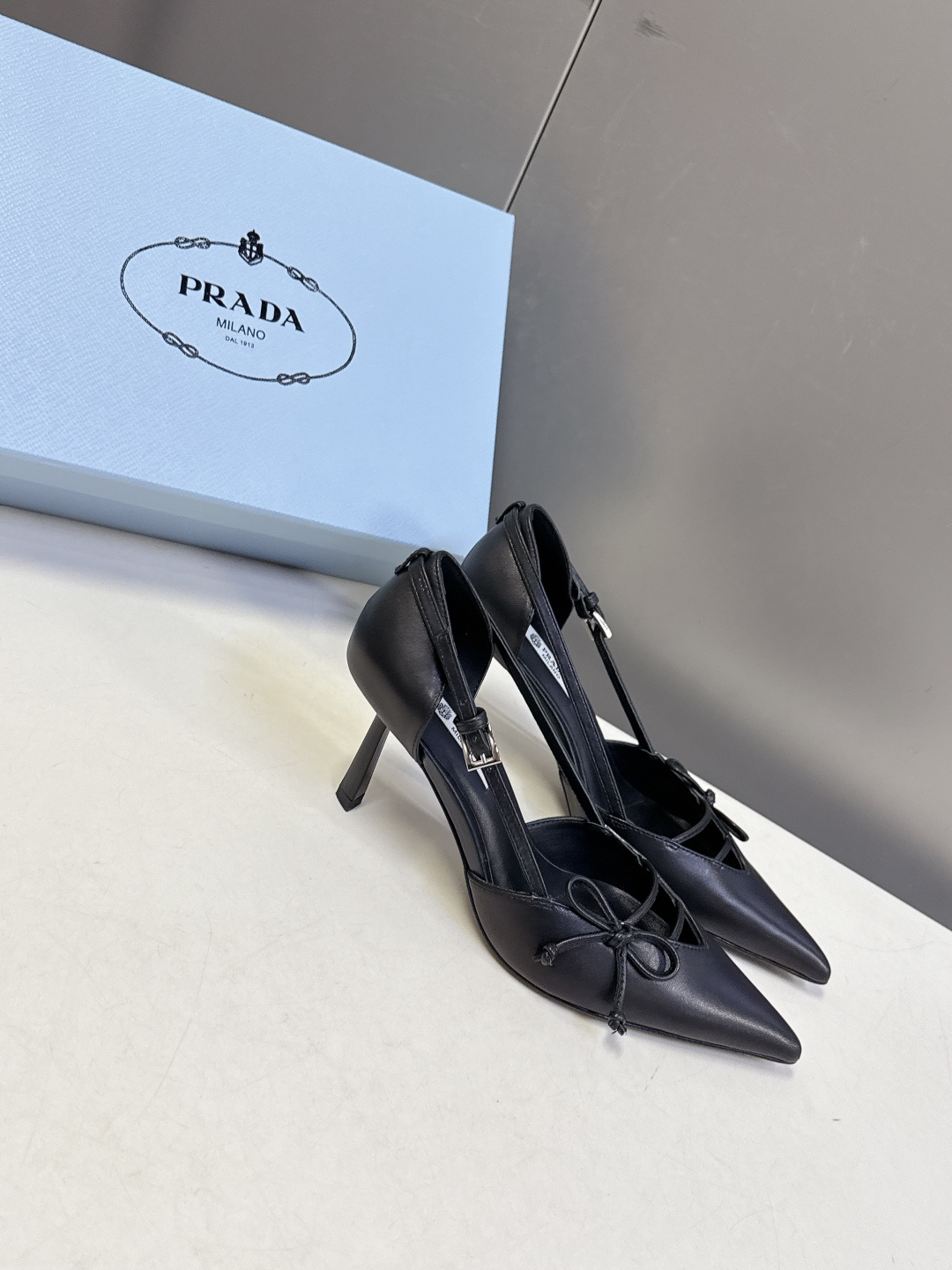 PRADA普拉达2026春夏最新款时装鞋超多明星网红种草 极具特色的鞋面设计 将永恒的优雅格调与现代的时