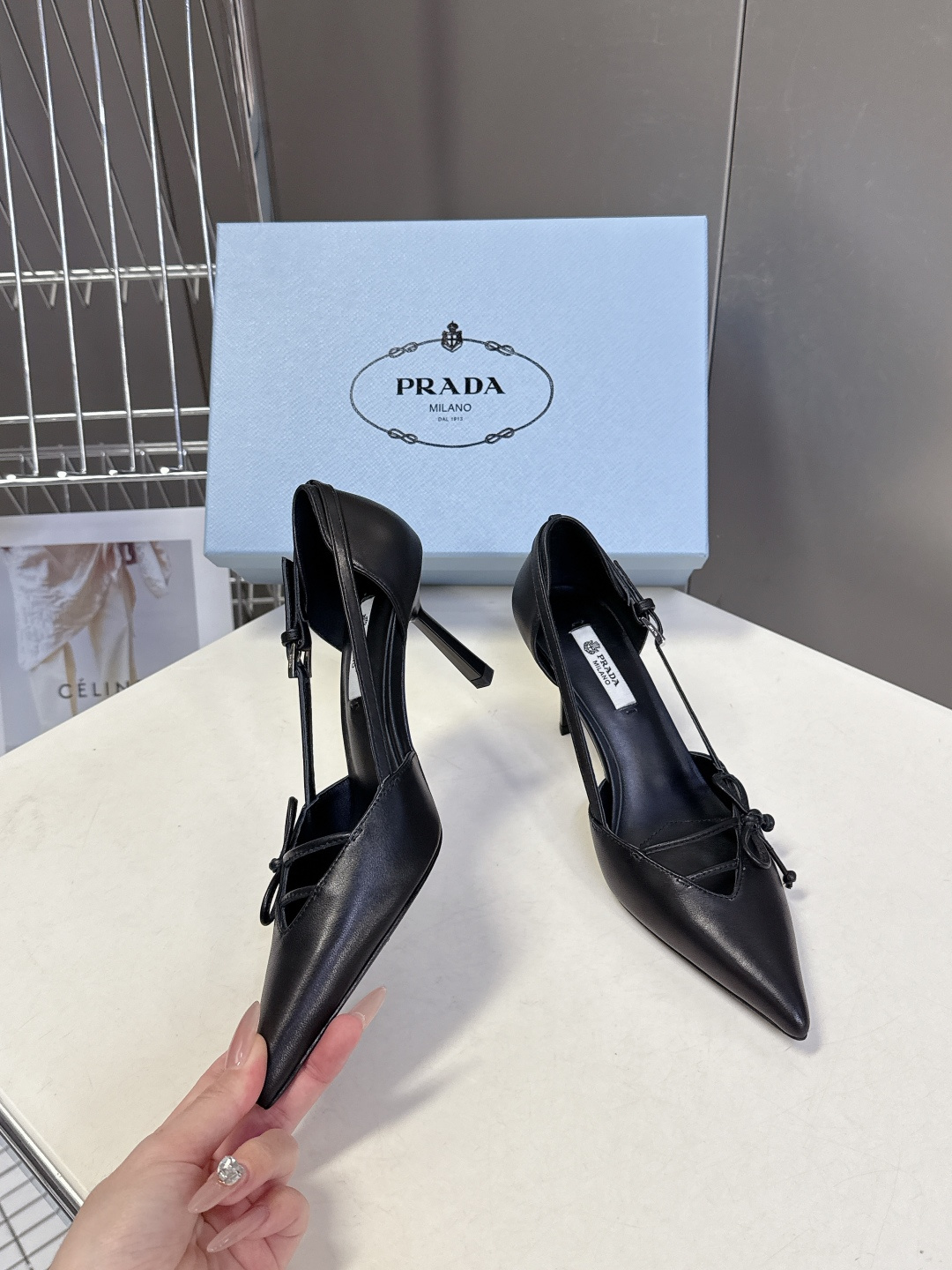 PRADA普拉达2026春夏最新款时装鞋超多明星网红种草 极具特色的鞋面设计 将永恒的优雅格调与现代的时