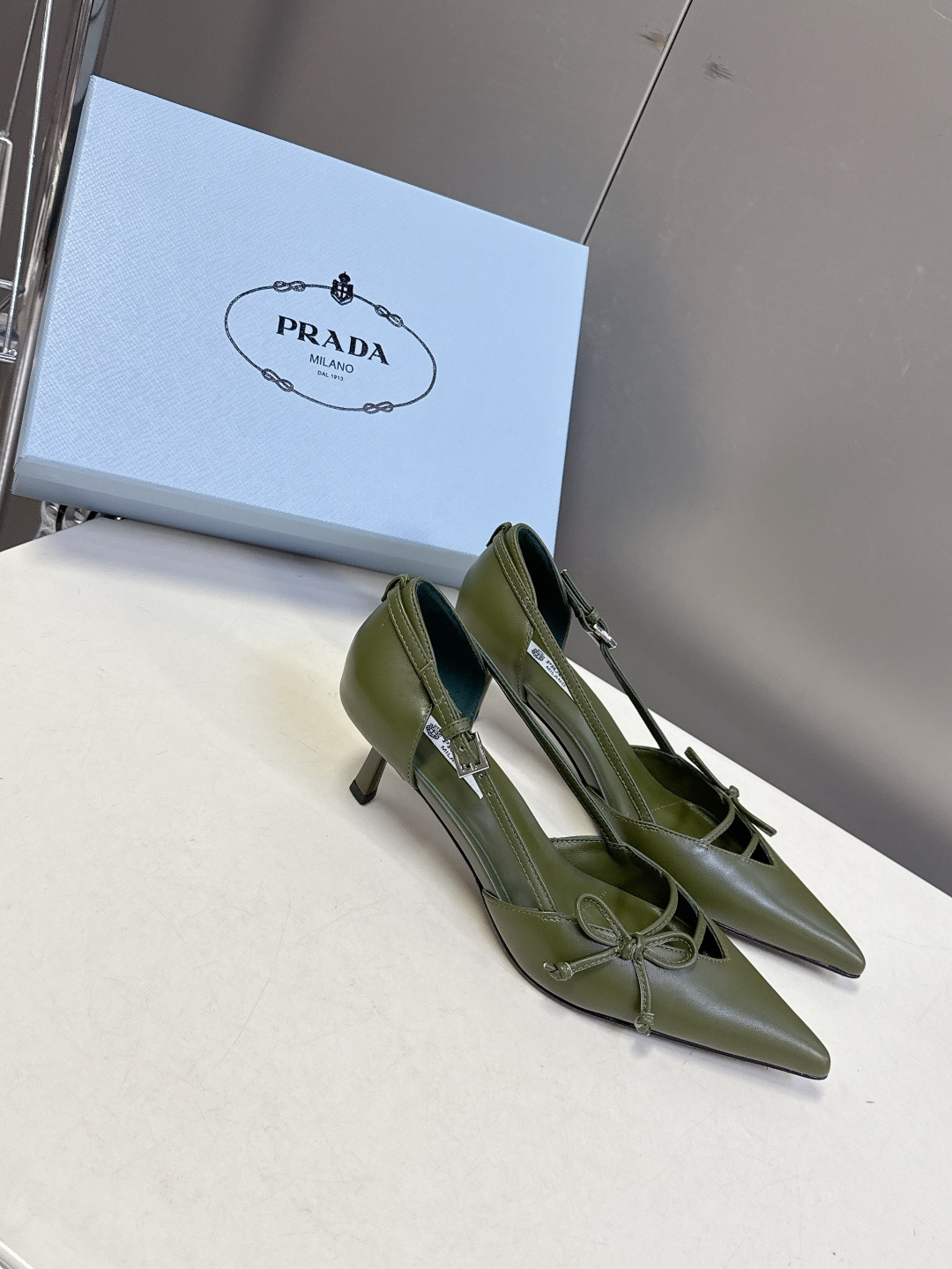 PRADA普拉达2026春夏最新款时装鞋超多明星网红种草 极具特色的鞋面设计 将永恒的优雅格调与现代的时