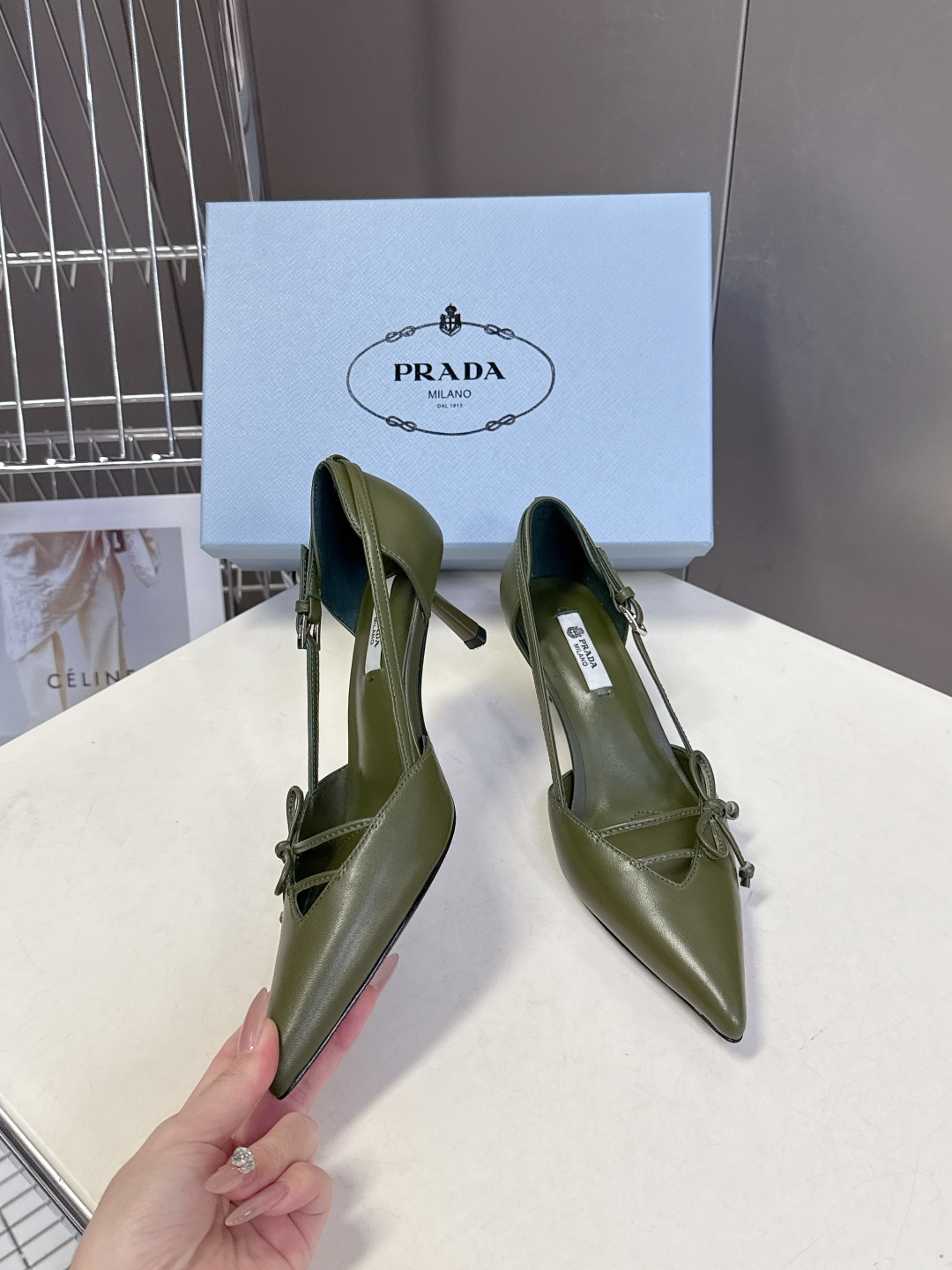 PRADA普拉达2026春夏最新款时装鞋超多明星网红种草 极具特色的鞋面设计 将永恒的优雅格调与现代的时