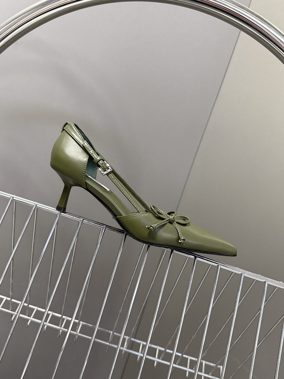 PRADA普拉达2026春夏最新款时装鞋超多明星网红种草 极具特色的鞋面设计 将永恒的优雅格调与现代的时