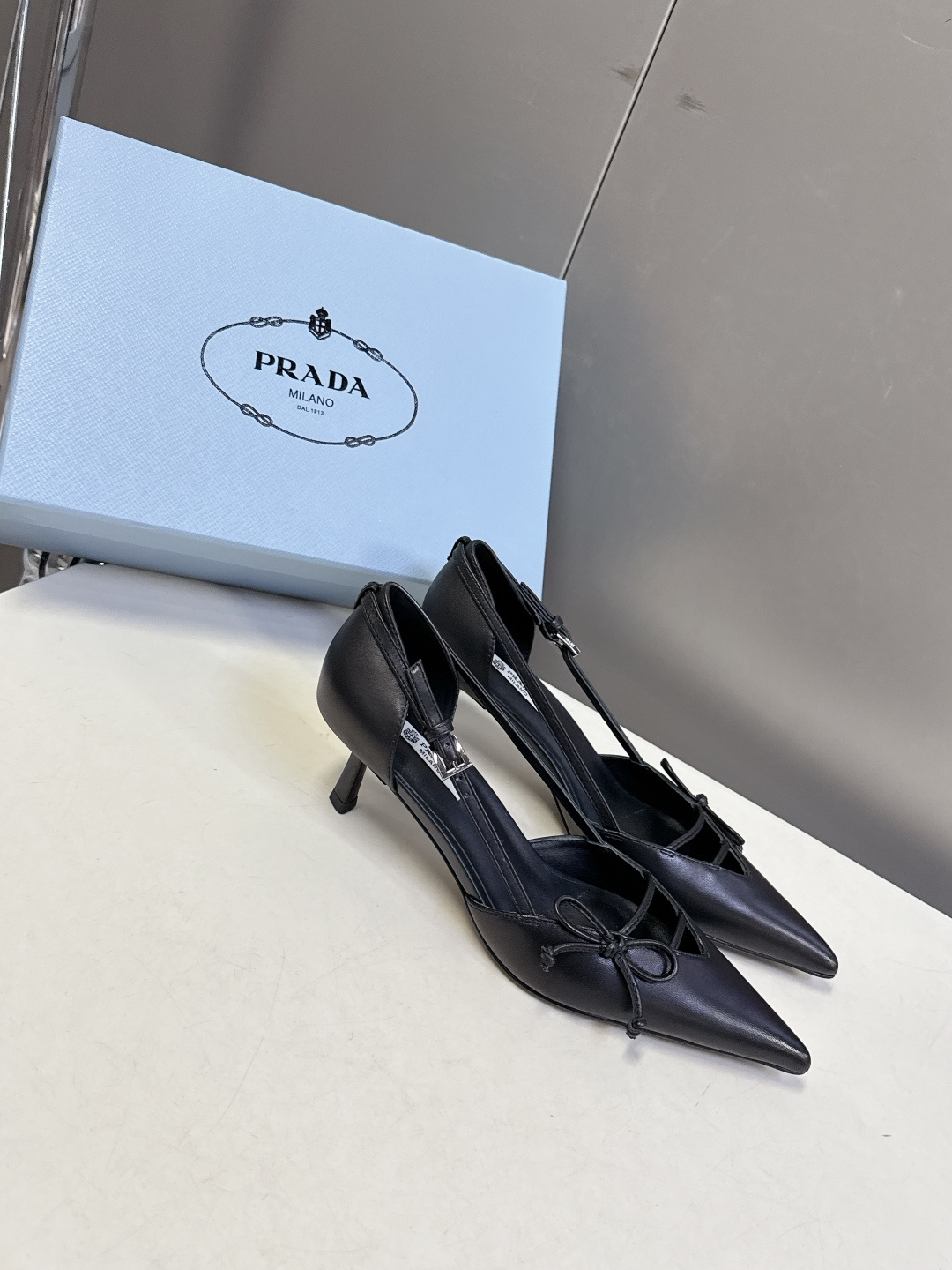 PRADA普拉达2026春夏最新款时装鞋超多明星网红种草 极具特色的鞋面设计 将永恒的优雅格调与现代的时
