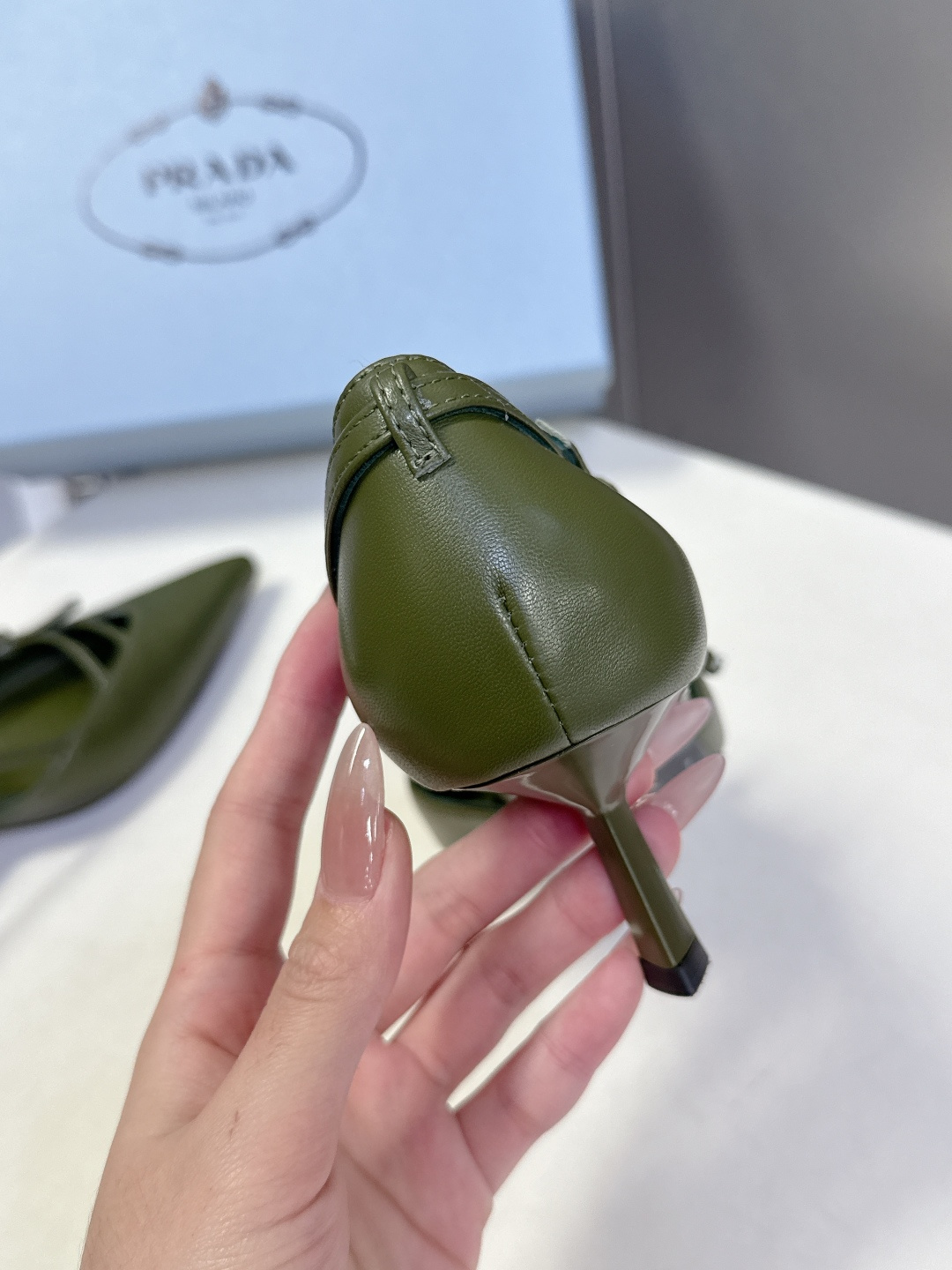 PRADA普拉达2026春夏最新款时装鞋超多明星网红种草 极具特色的鞋面设计 将永恒的优雅格调与现代的时